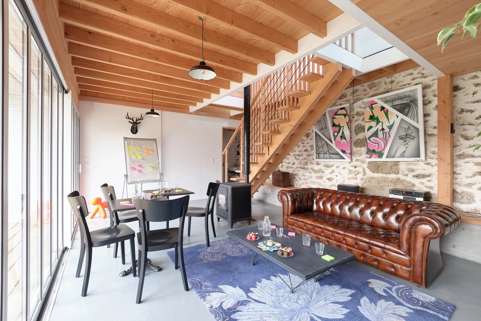 Salon dans Près de Paris: maison d'architecte en bois esprit "Loft" - 0