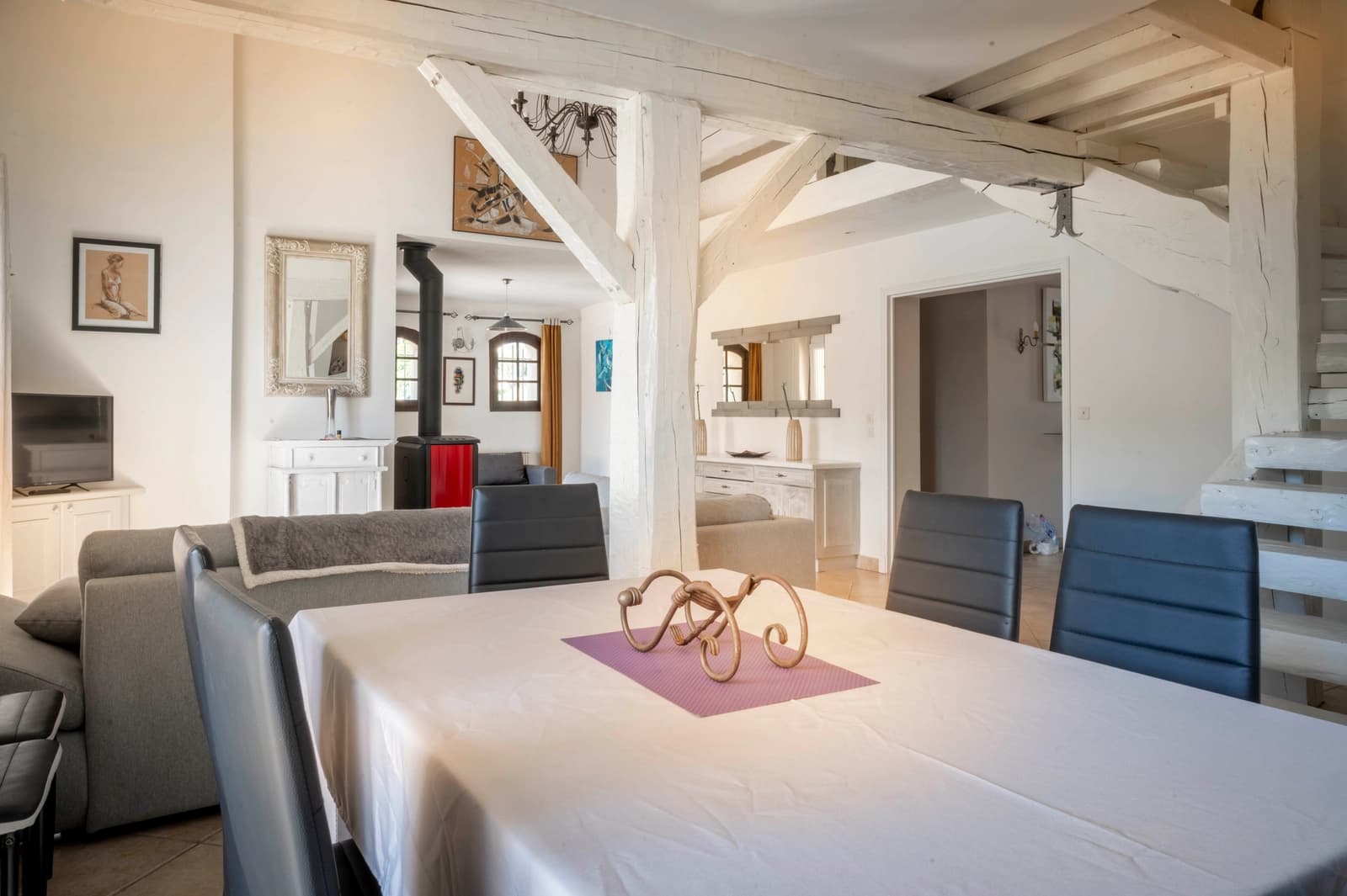 Salon dans Magnifique villa avec sa piscine privée scintillante - 1