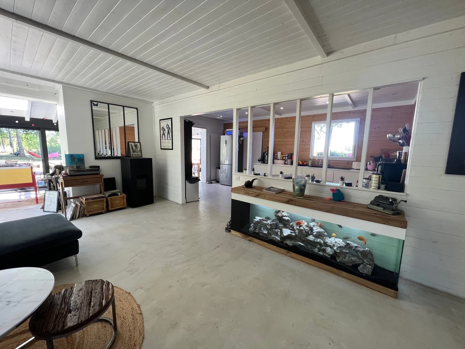 Living room in A bucolic setting - 1