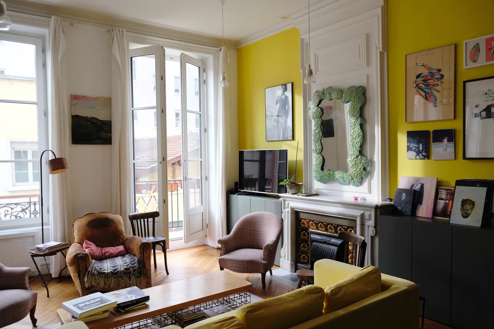 Salon dans Appartement clair à la décoration artistique et inspirante - 1