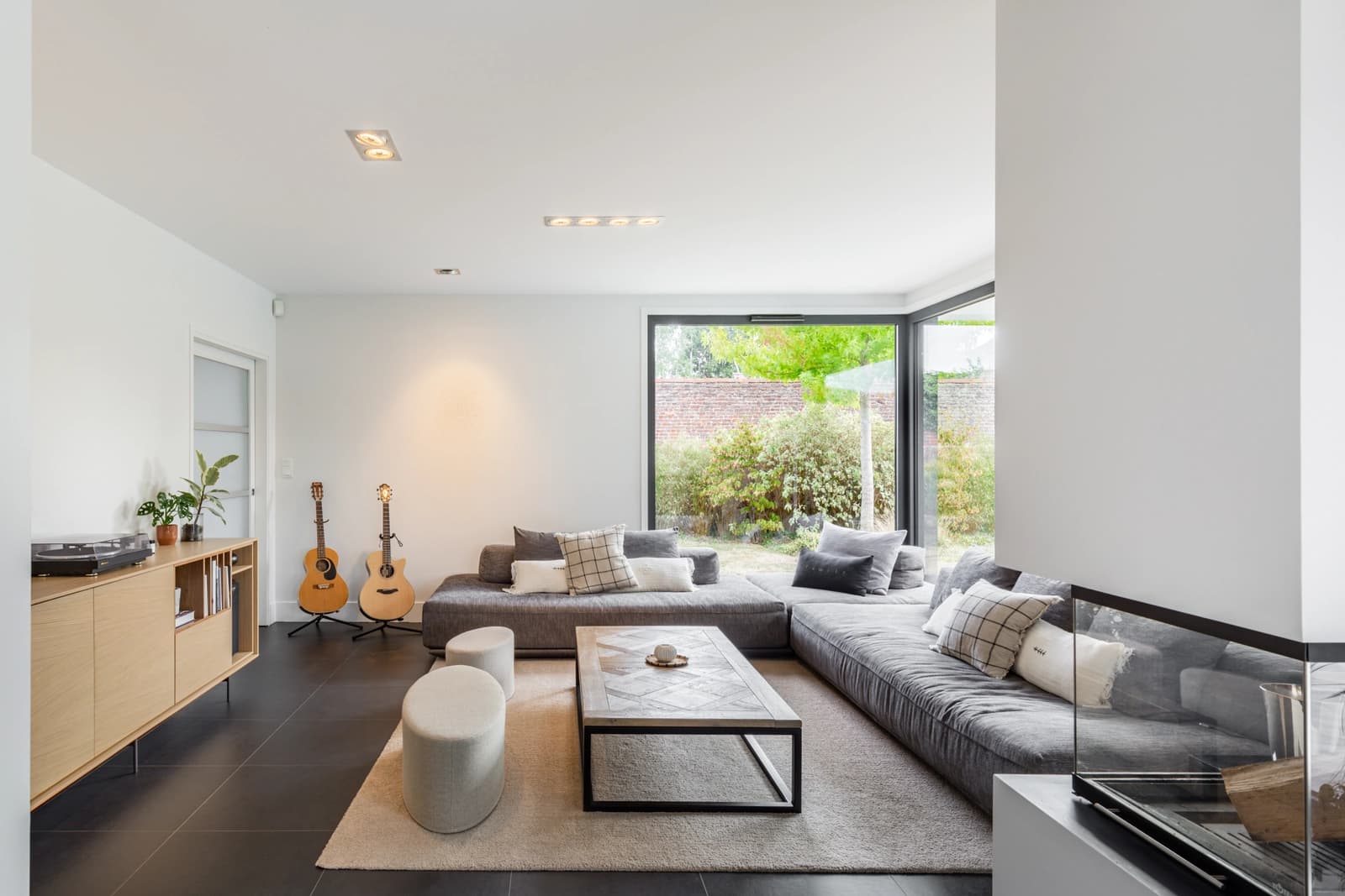 Salon dans Espace moderne ouvert sur jardin avec piscine - 1