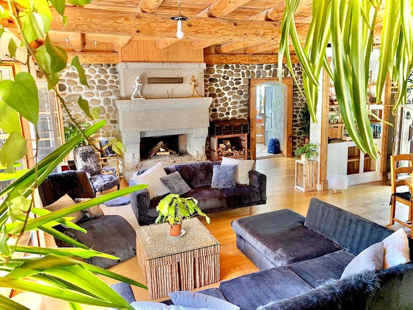 Villa singulière: piscine, rivière et nature luxuriante