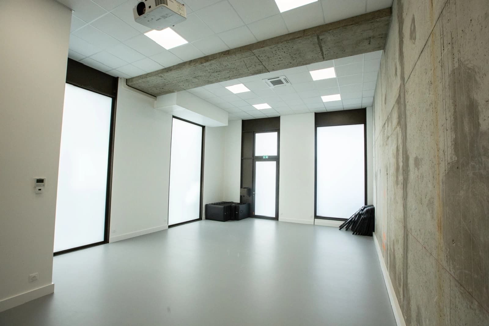 Salon dans Espace loft au style industriel brut et authentique - 1
