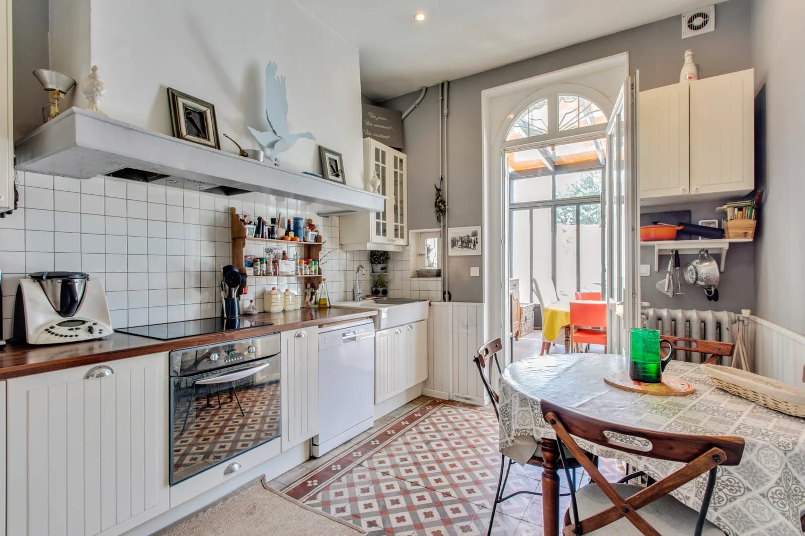 Cuisine dans Maison bourgeoise avec jardin et piscine chauffée - 1