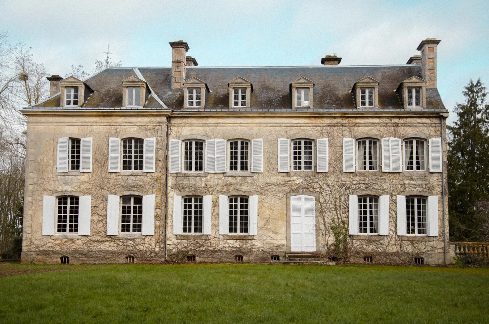 Space 18th-century manor house in its original state - 0