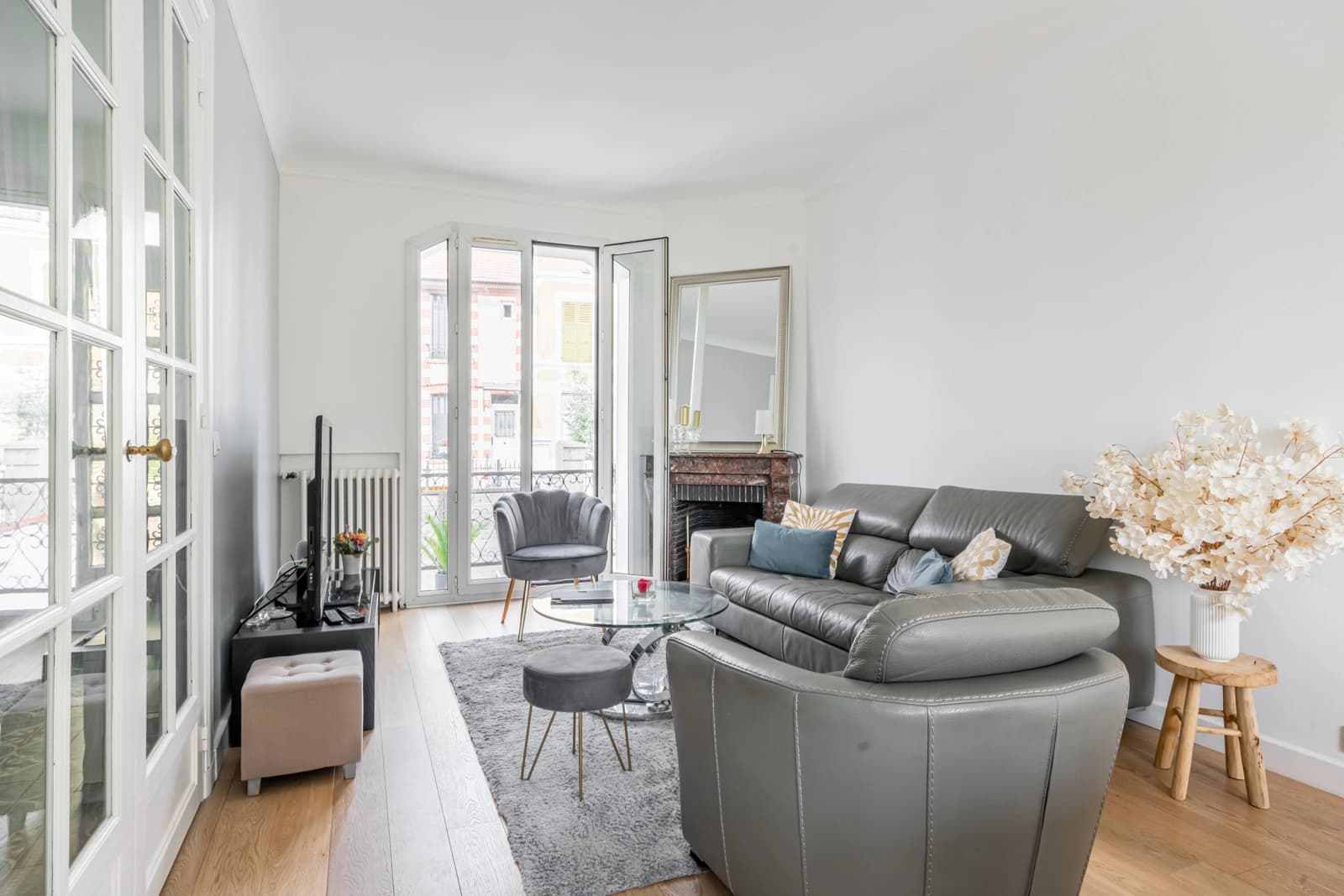 Salon dans Maison lumineuse, jardin et salons avec cheminées - 1
