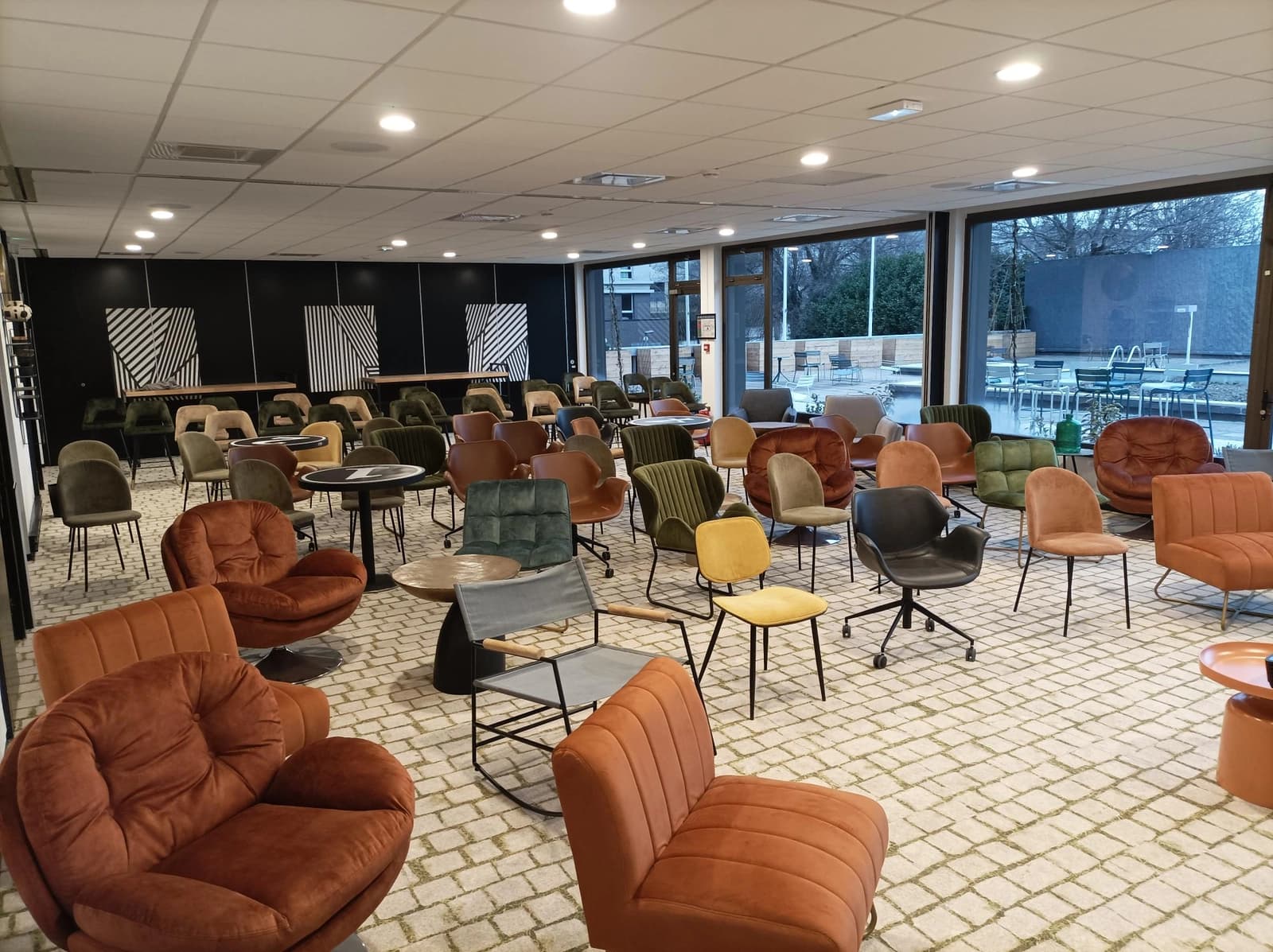 Salon dans Vaste espace de convivialité à l'atmosphère douce - 0