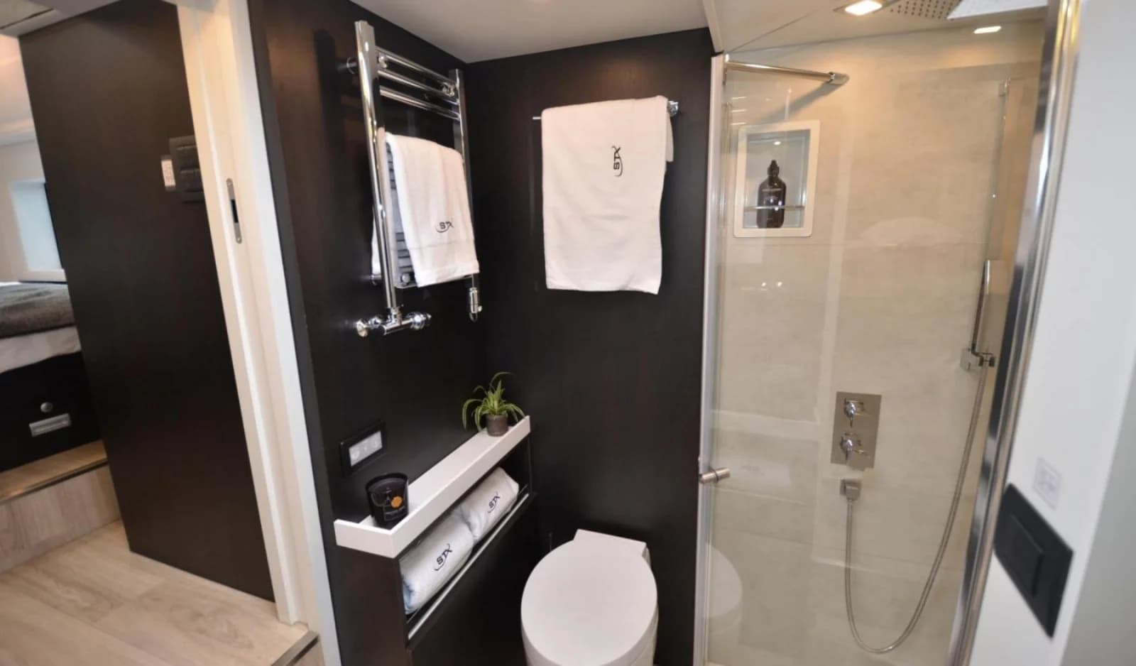 Salle de bain dans Véhicule aménagé, idéal pour vos prises de vues nomades - 1