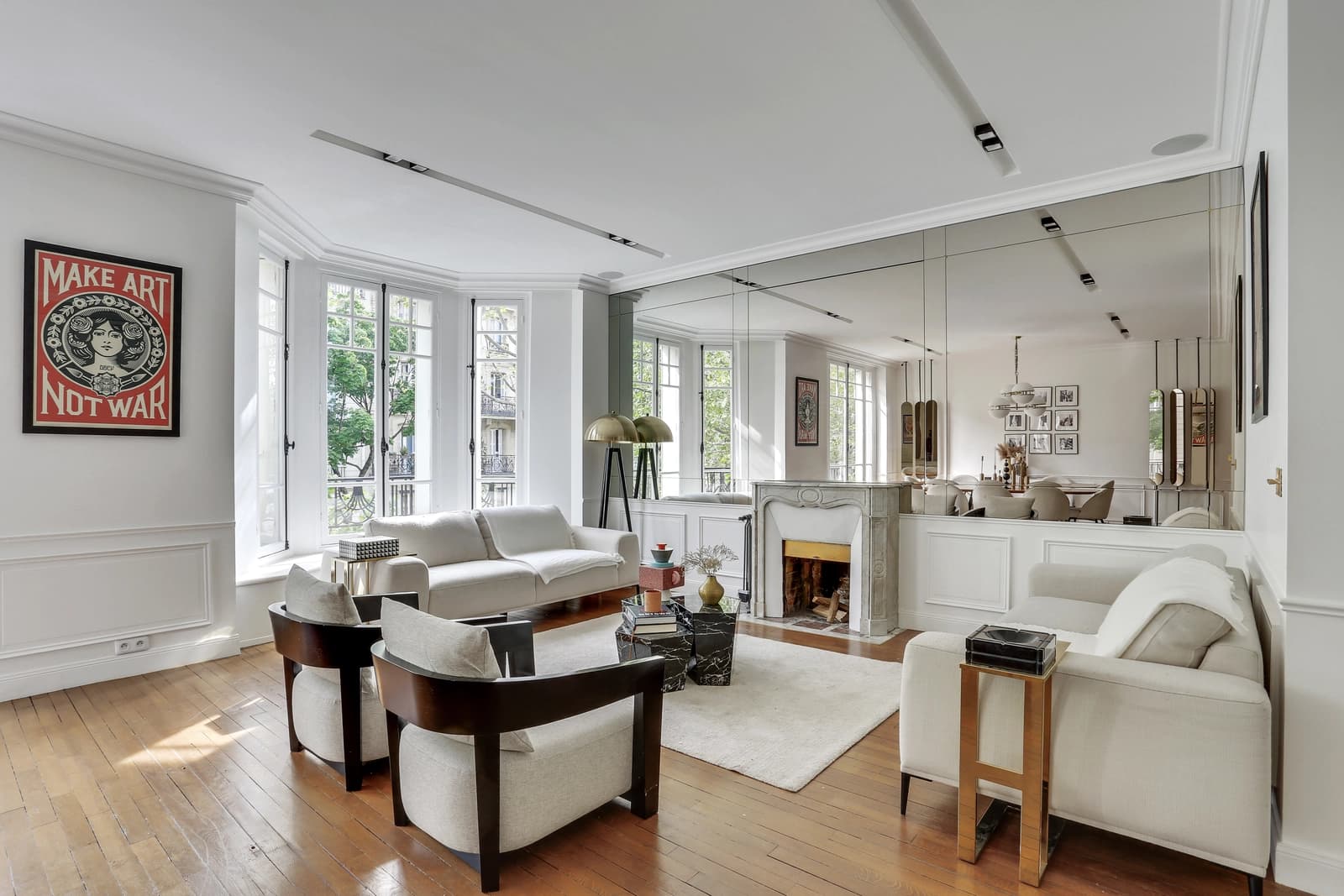Salle de réunion dans Logement design avec vue privilégiée sur la Tour Eiffel - 1