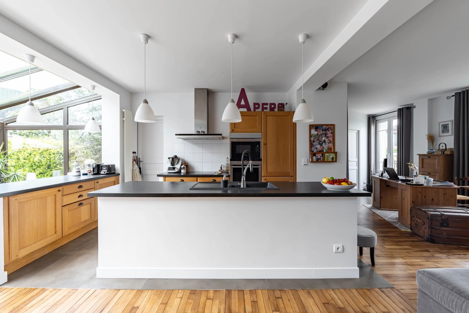 Espace Demeure classique s'ouvrant sur un havre de verdure - 3