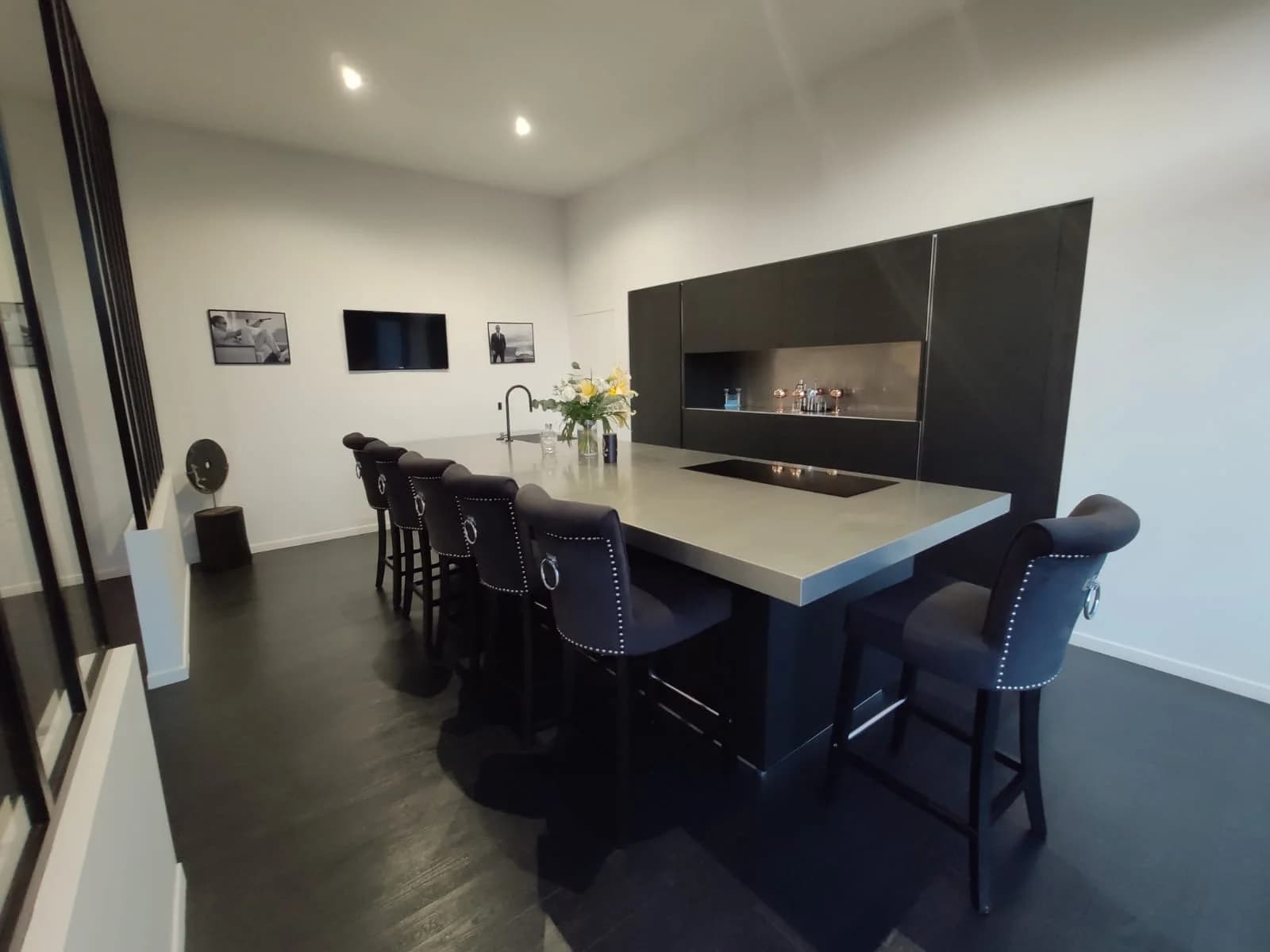 Salle de réunion dans Maison contemporaine nichée dans un écrin de verdure - 1