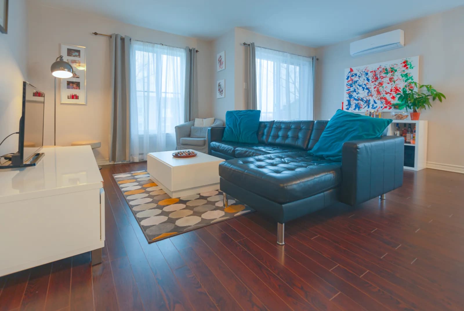 Salon dans Le Condo Loft de Jack: un espace design et personnel - 1