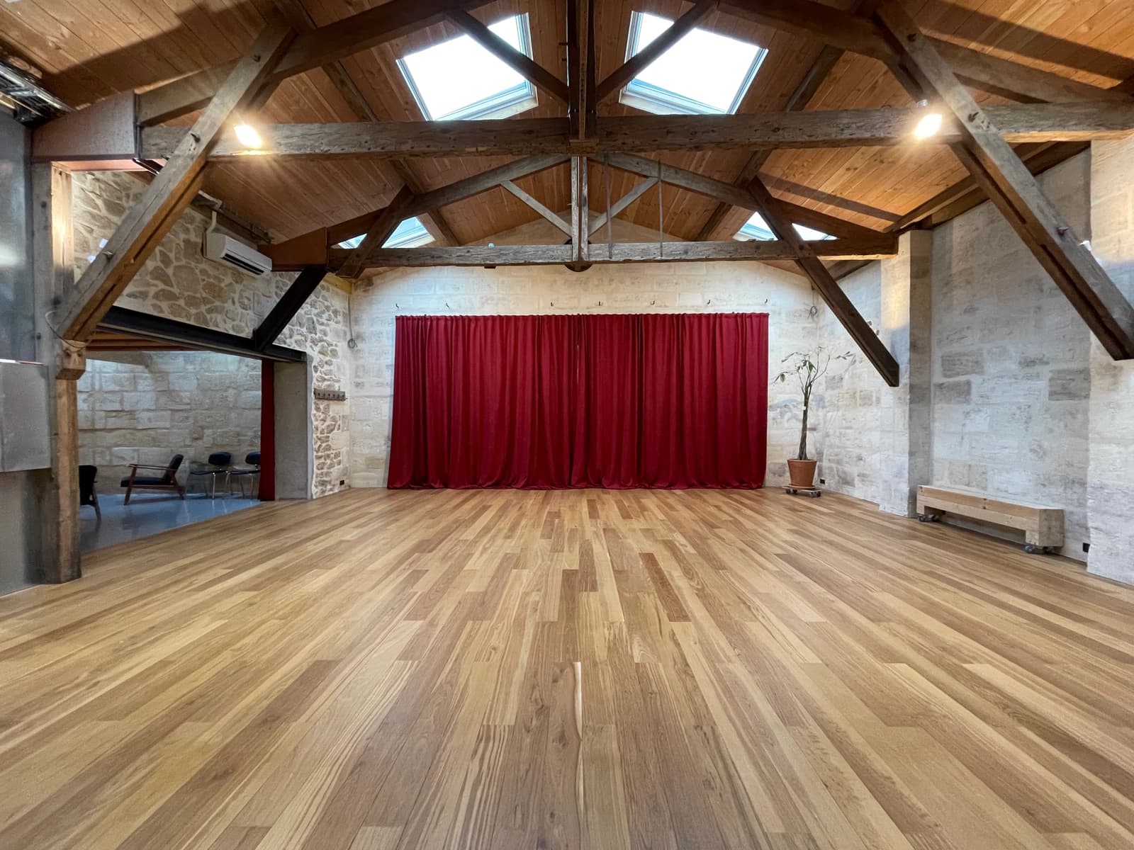 Meeting room in Old stone wine storehouse - 0
