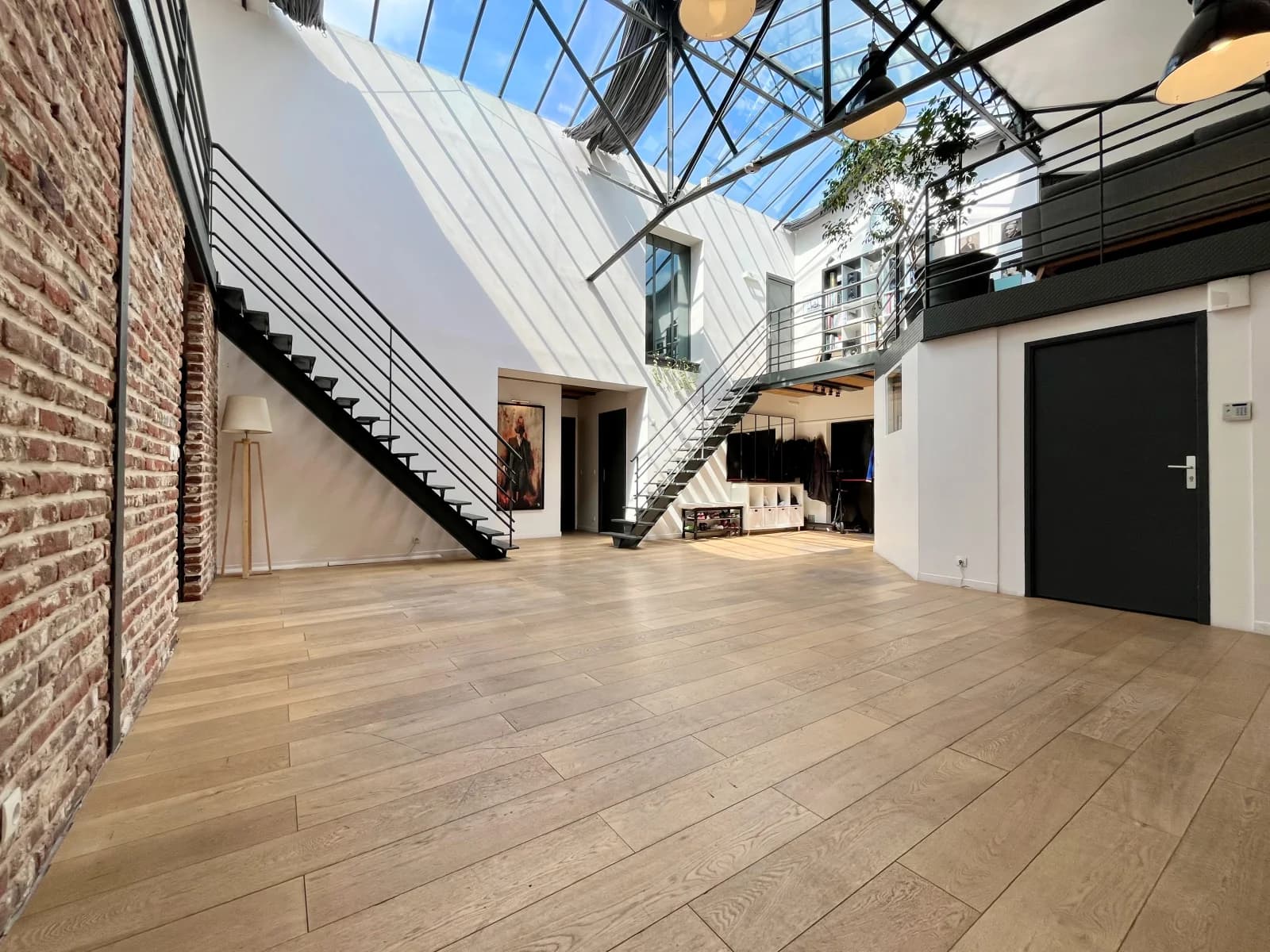 Grand loft industriel: Eiffel, briques et verrière