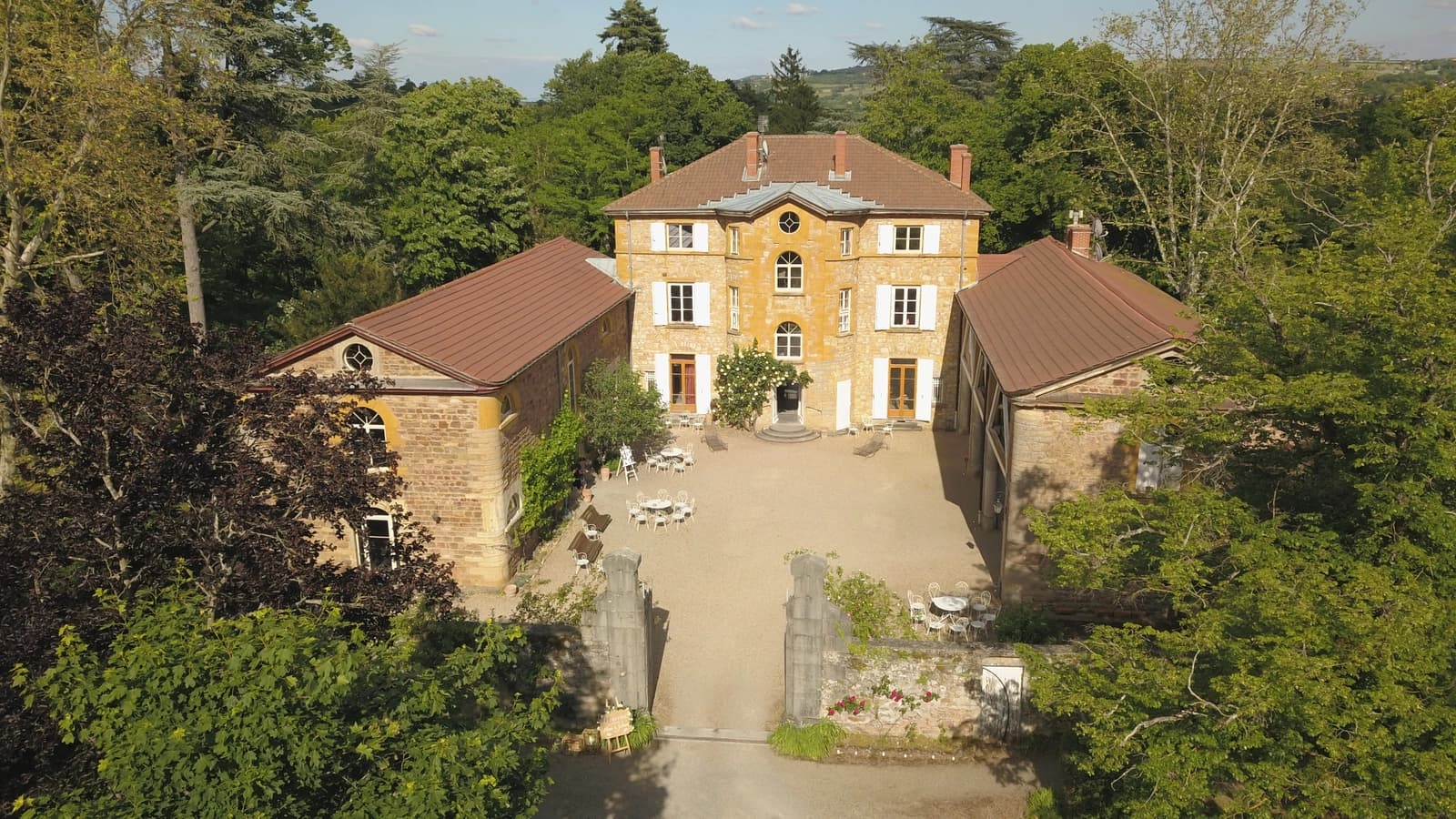 Grande maison bourgeoise en pierres dorées, cachet unique
