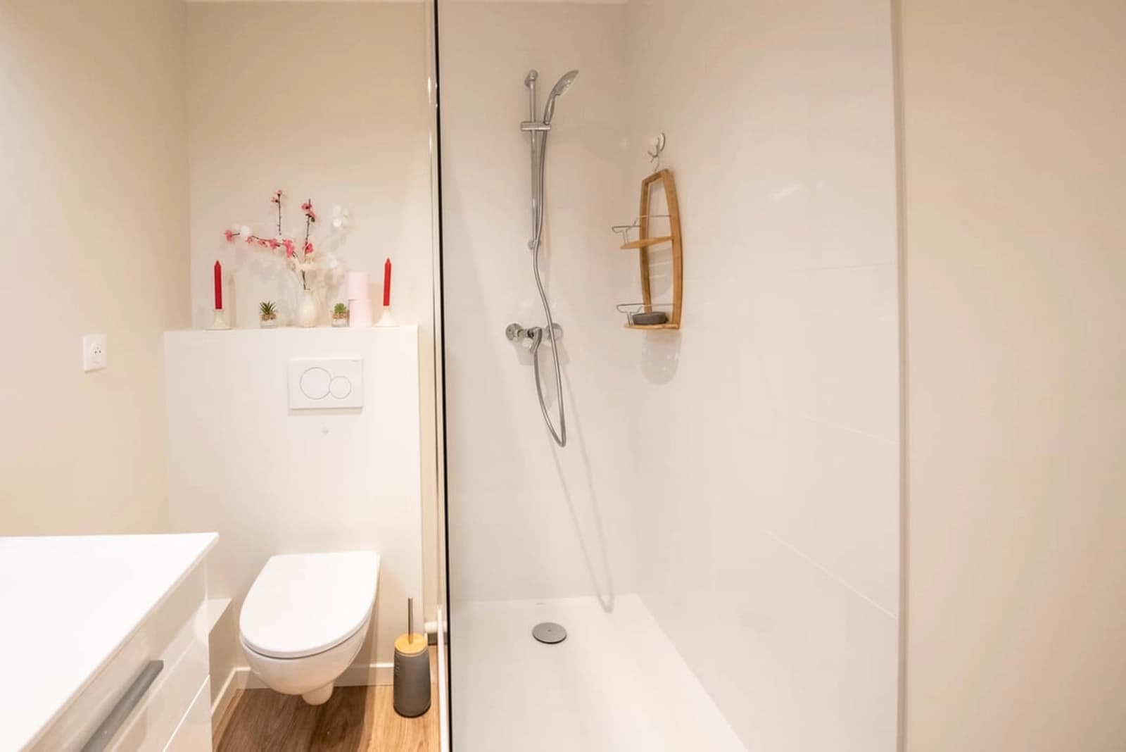 Salle de bain dans Le Vertige: un appartement au design actuel et chic - 1