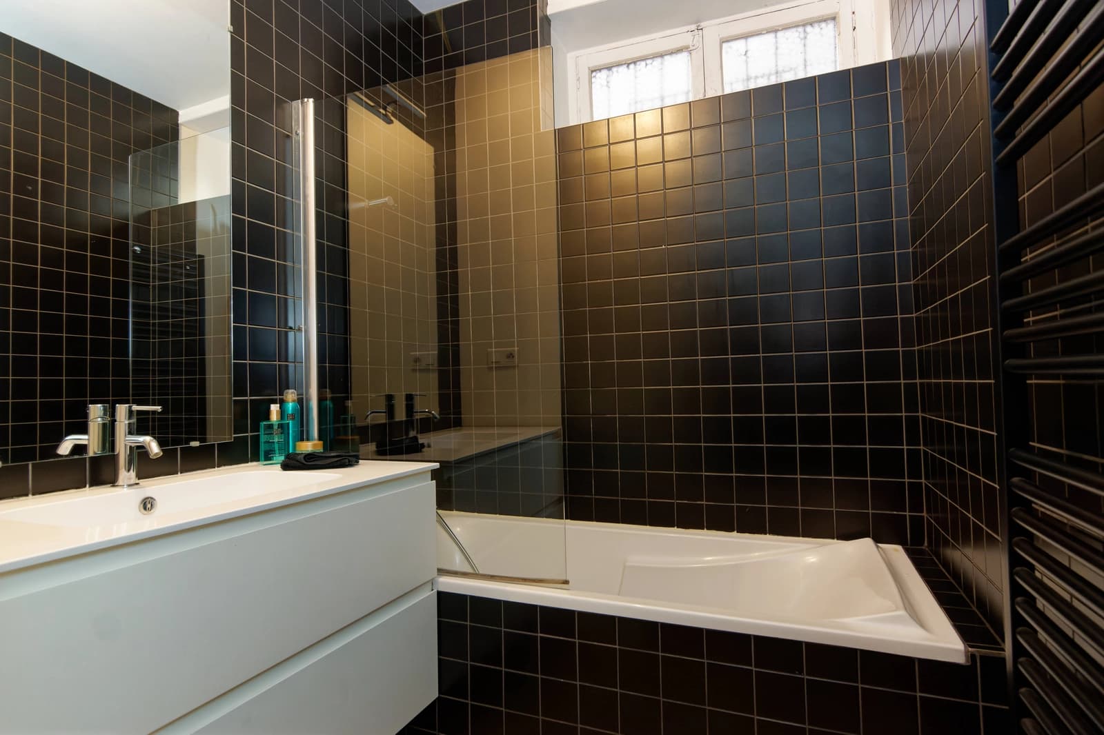 Salle de bain dans Le charme Haussmannien au coeur de la ville de Lyon - 1