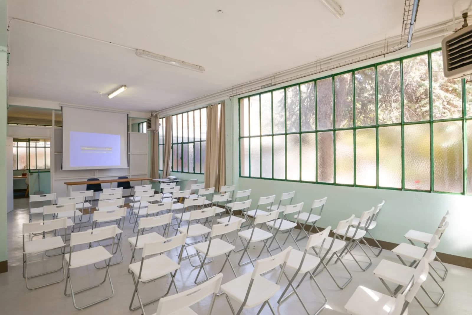 Espace Salle atelier entourée de verrières - 1