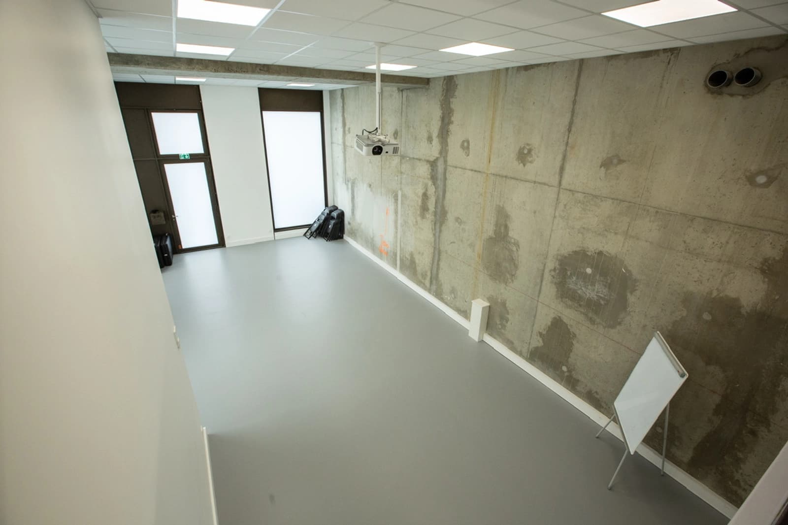 Salon dans Espace loft au style industriel brut et authentique - 0