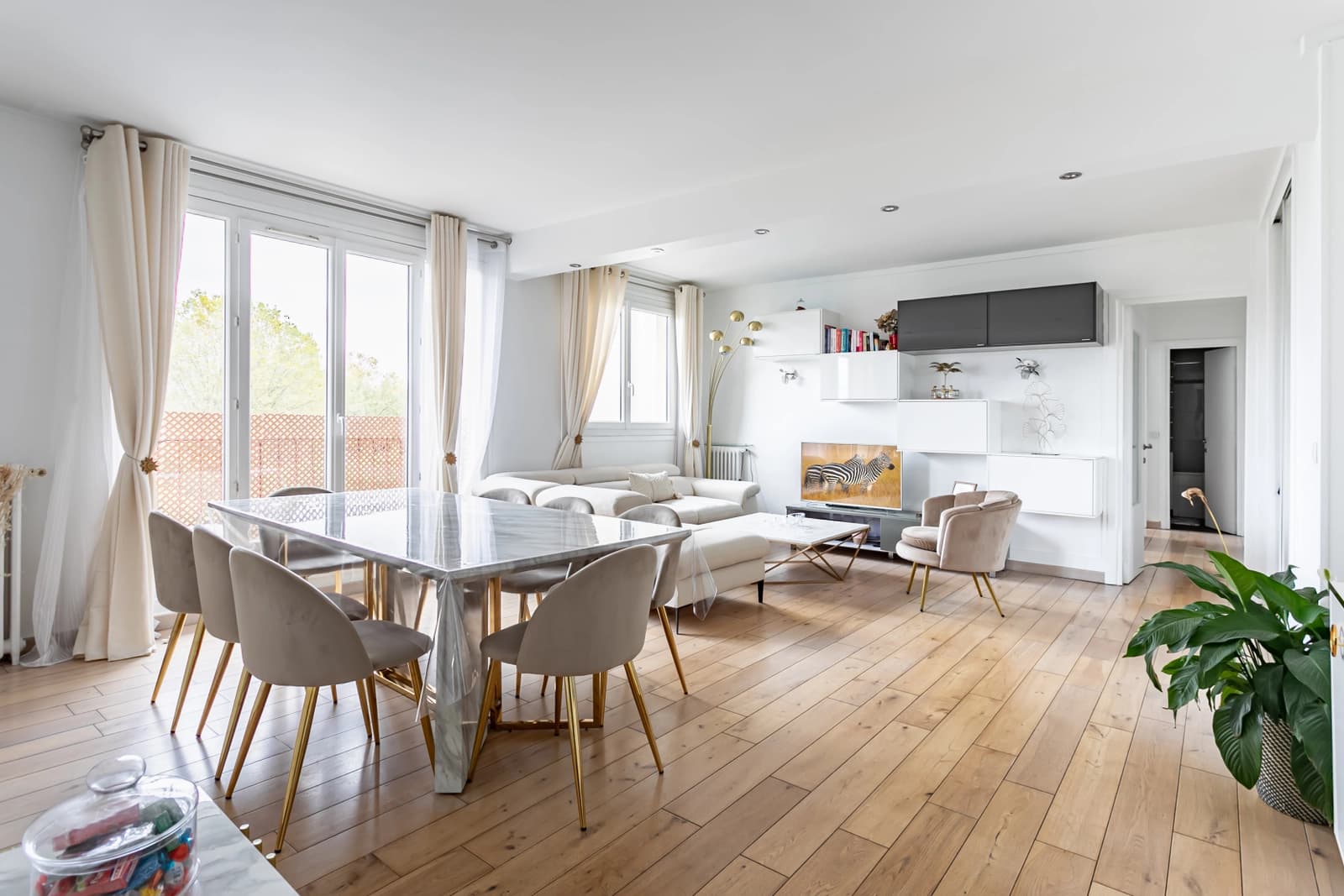 Space Beautiful, bright, uncluttered apartment - 0