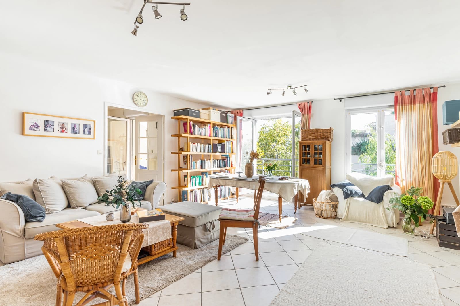 Living room in Chic campaign in the heart of the 7th district. - 1