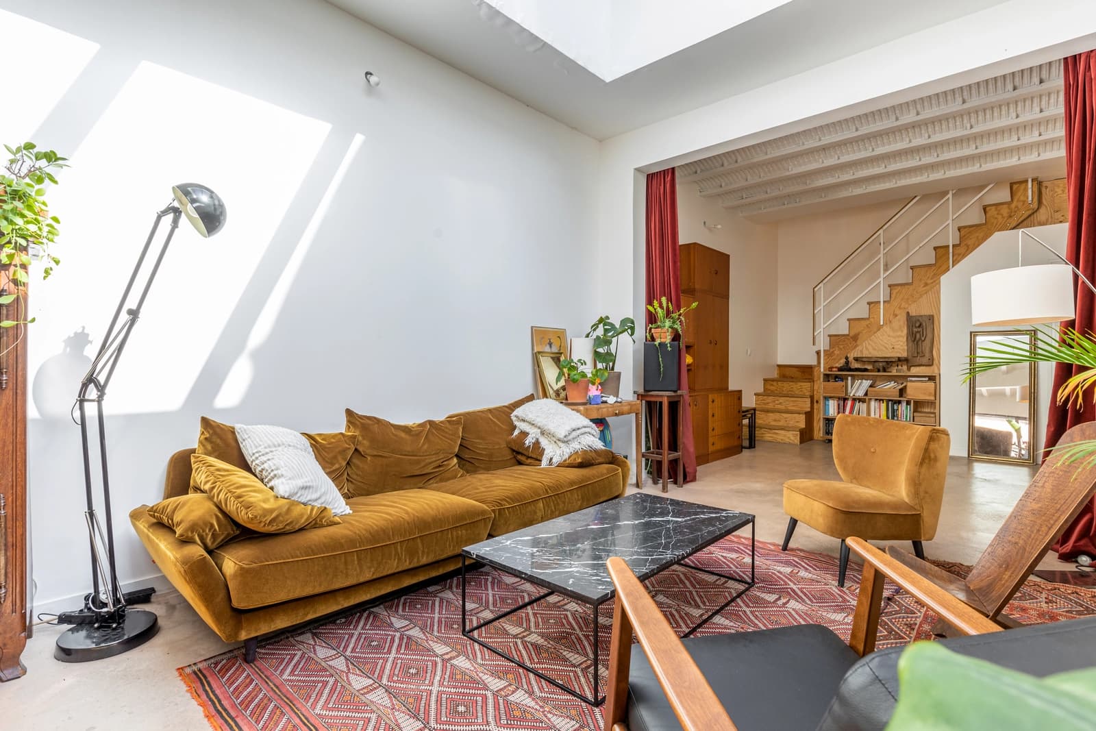 Living room in Backyard house with large atypical volume - 1