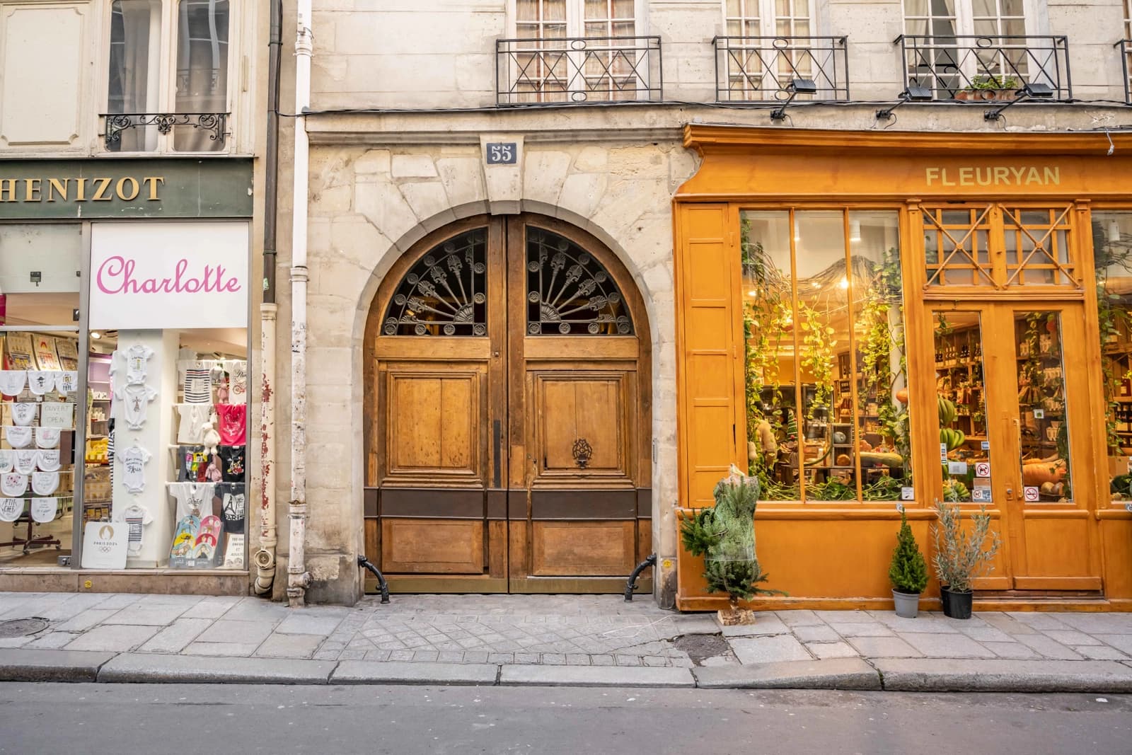Cuisine dans Superbe appartement niché au coeur de l'Ile Saint-Louis - 1