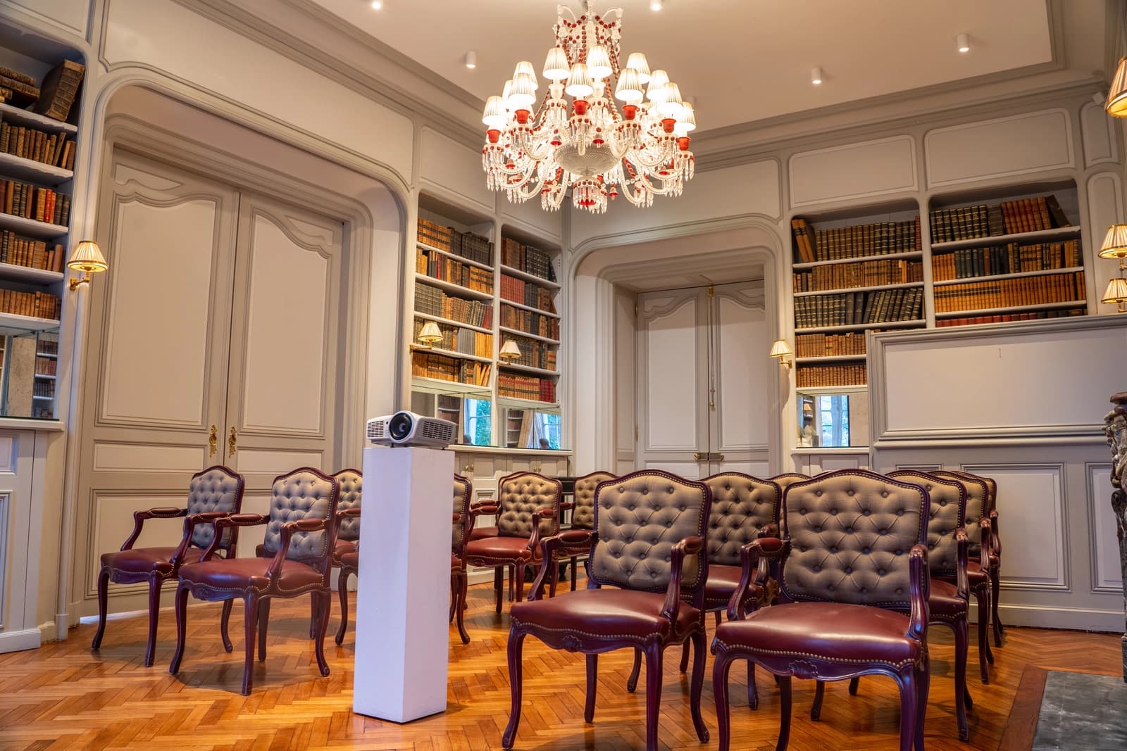 Le Salon de la Bibliothèque: un écrin de savoir et de calme