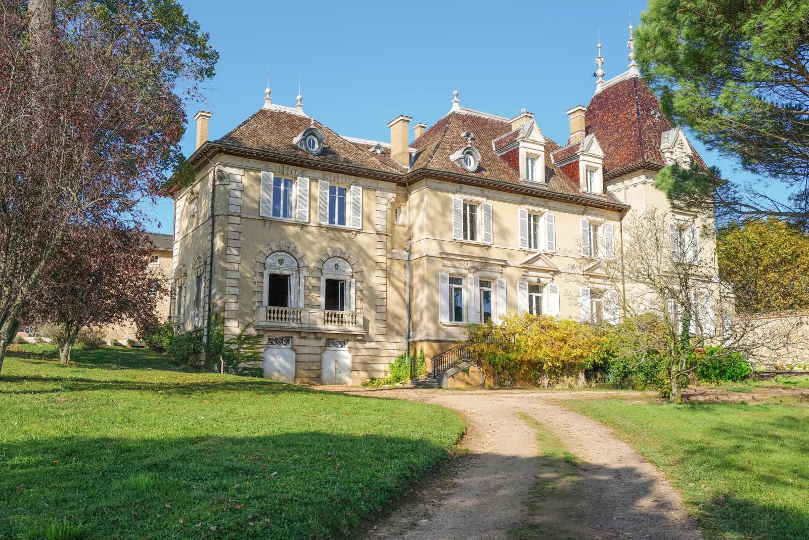 Location château dans le beaujolais entièrement rénové 