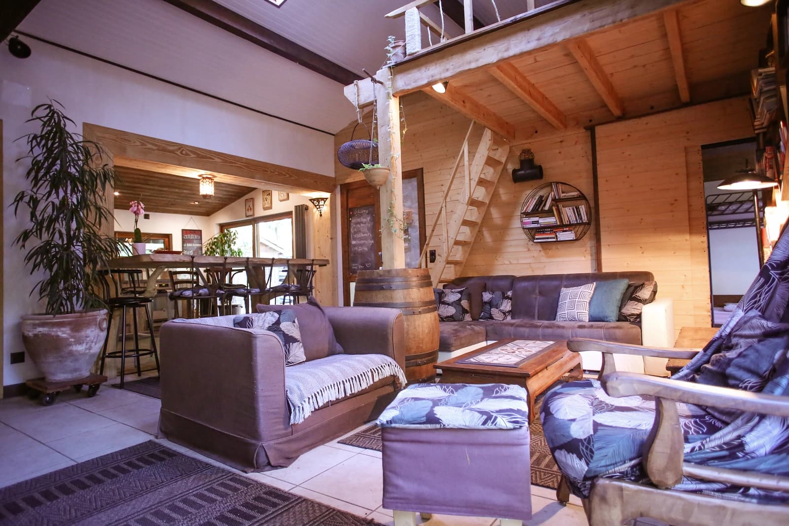 Salon dans Grande maison en pleine nature, ambiance surf camp - 0
