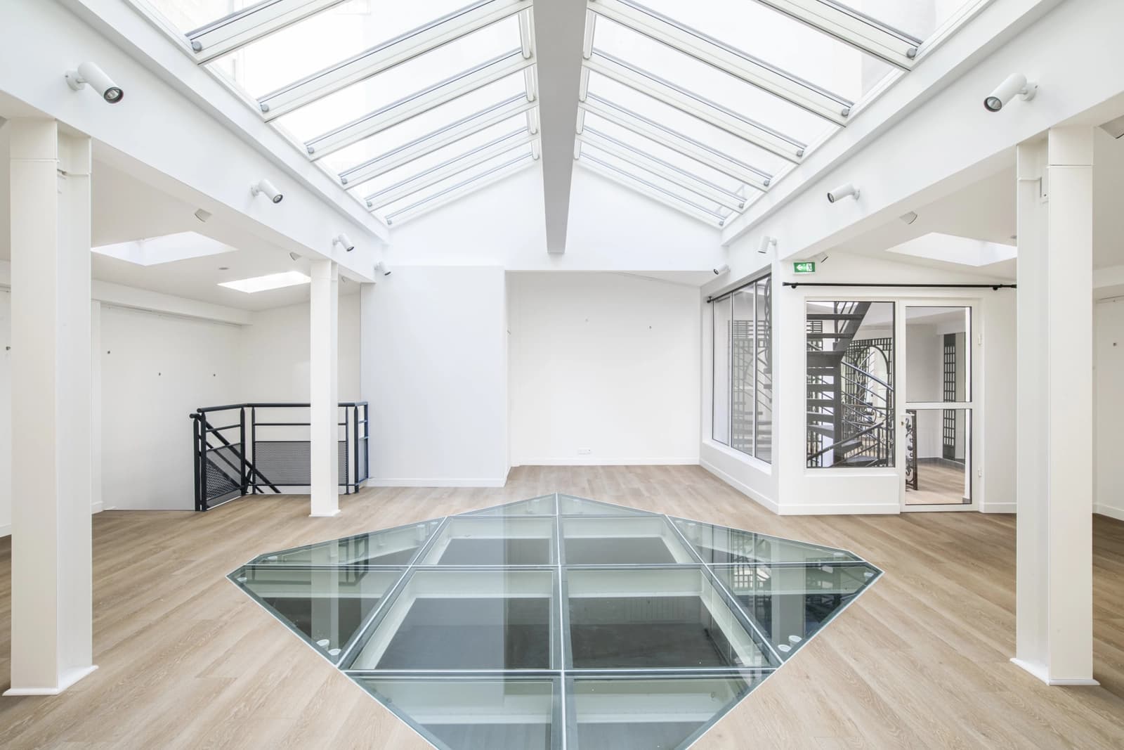 Salle de réunion dans Paris 5e: atelier d'artiste lumineux et inspirant - 1