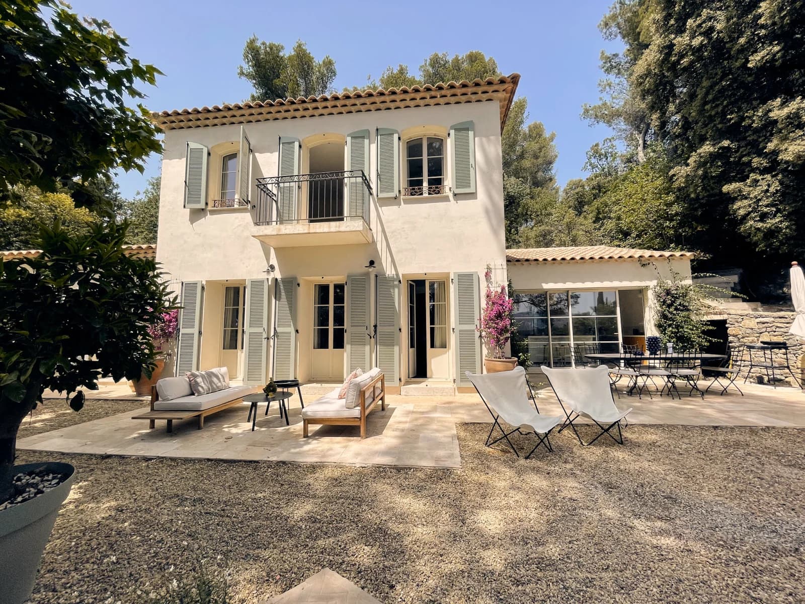 Bastide provençale pleine nature vue panoramique