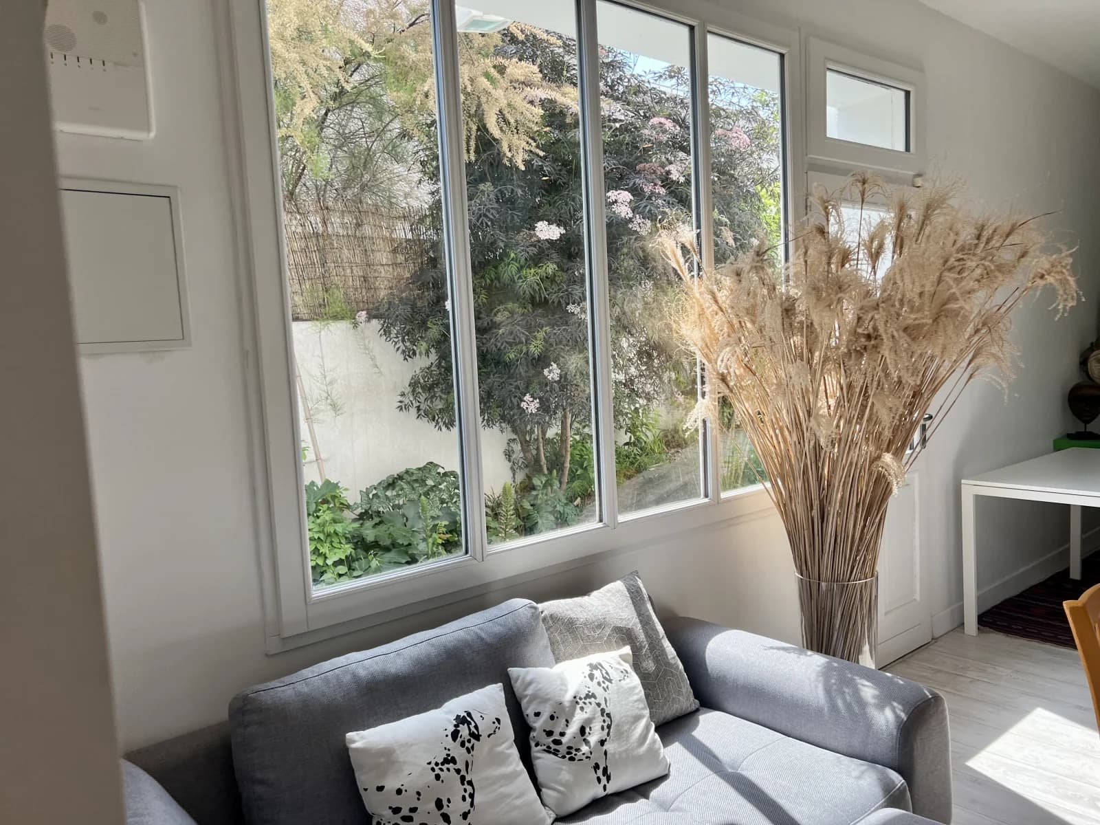 Living room in Spacious contemporary house with garden - 1