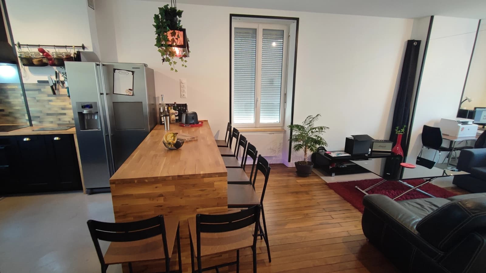 Salle de réunion dans Appartement convivial avec un grand bar central - 1