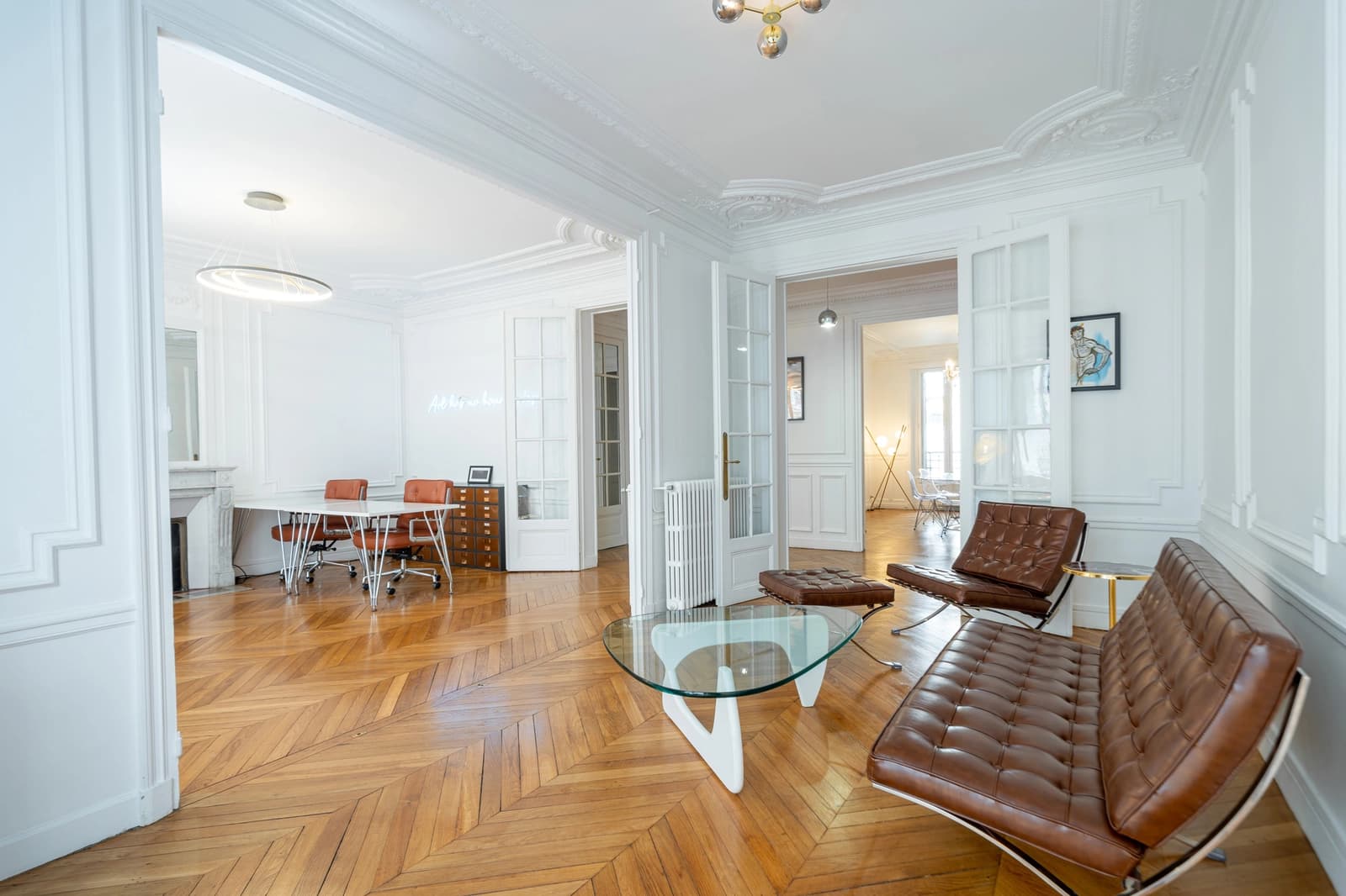 Salon dans Appartement haussmannien au design épuré et chic - 1