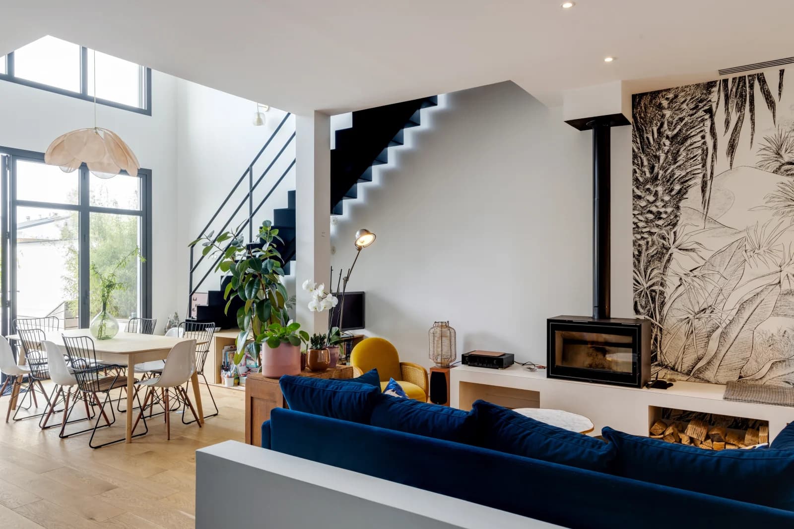 Maison d'architecte vitrée, terrasse et jardin luxuriant