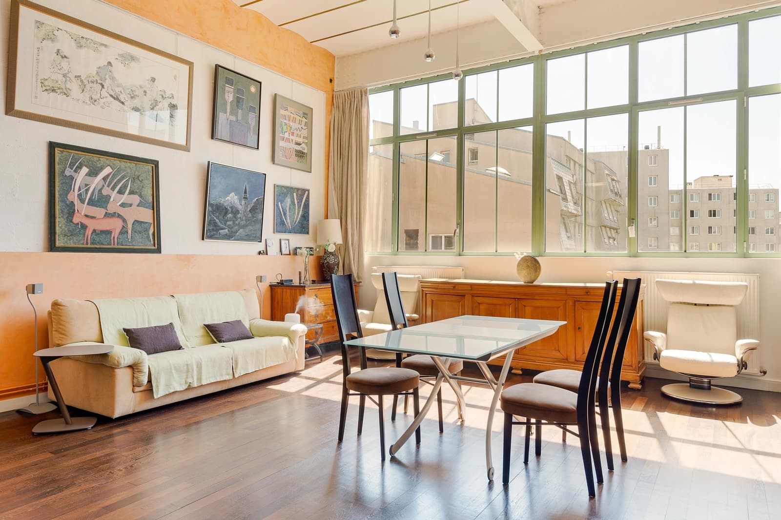 Salon dans Grand loft et son rooftop offrant une vue sur Paris - 1