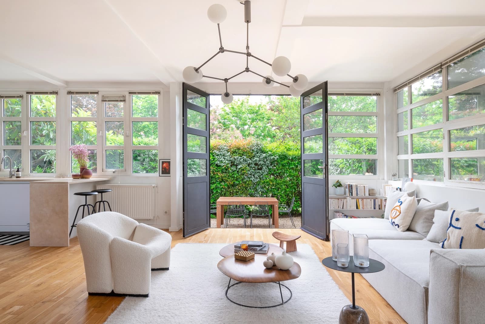 Living room in Modernist loft in a former Schneider factory - 1