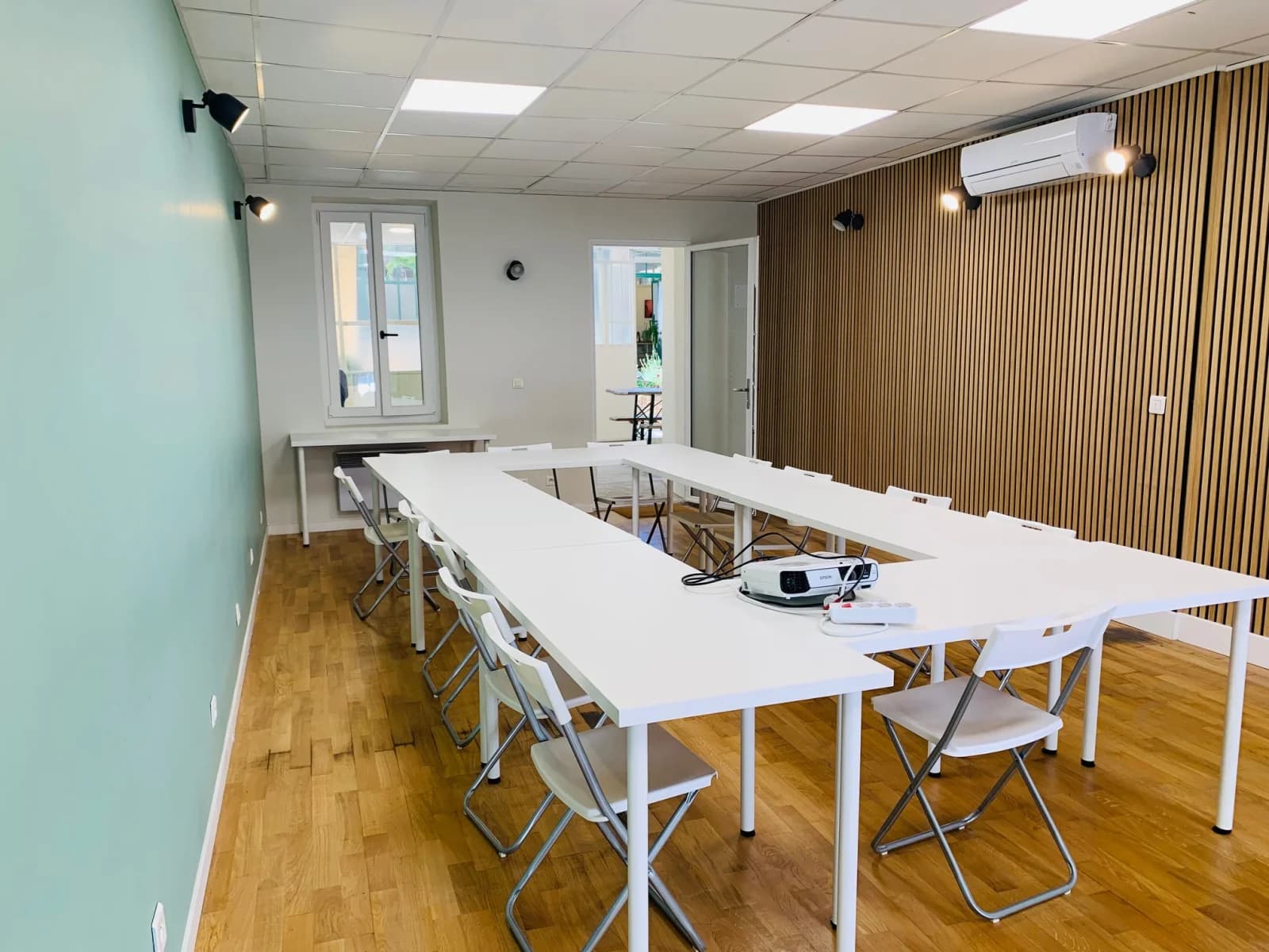 Salle lumineuse sur cour arborée