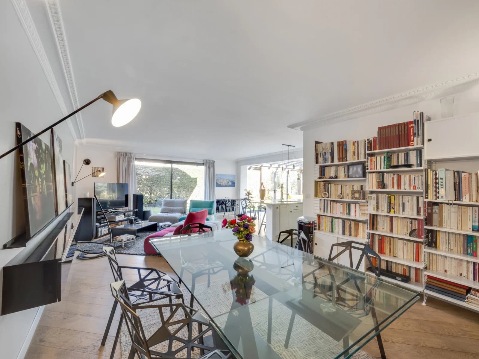 Grand salon moderne, jardin, parking et lisière de forêt