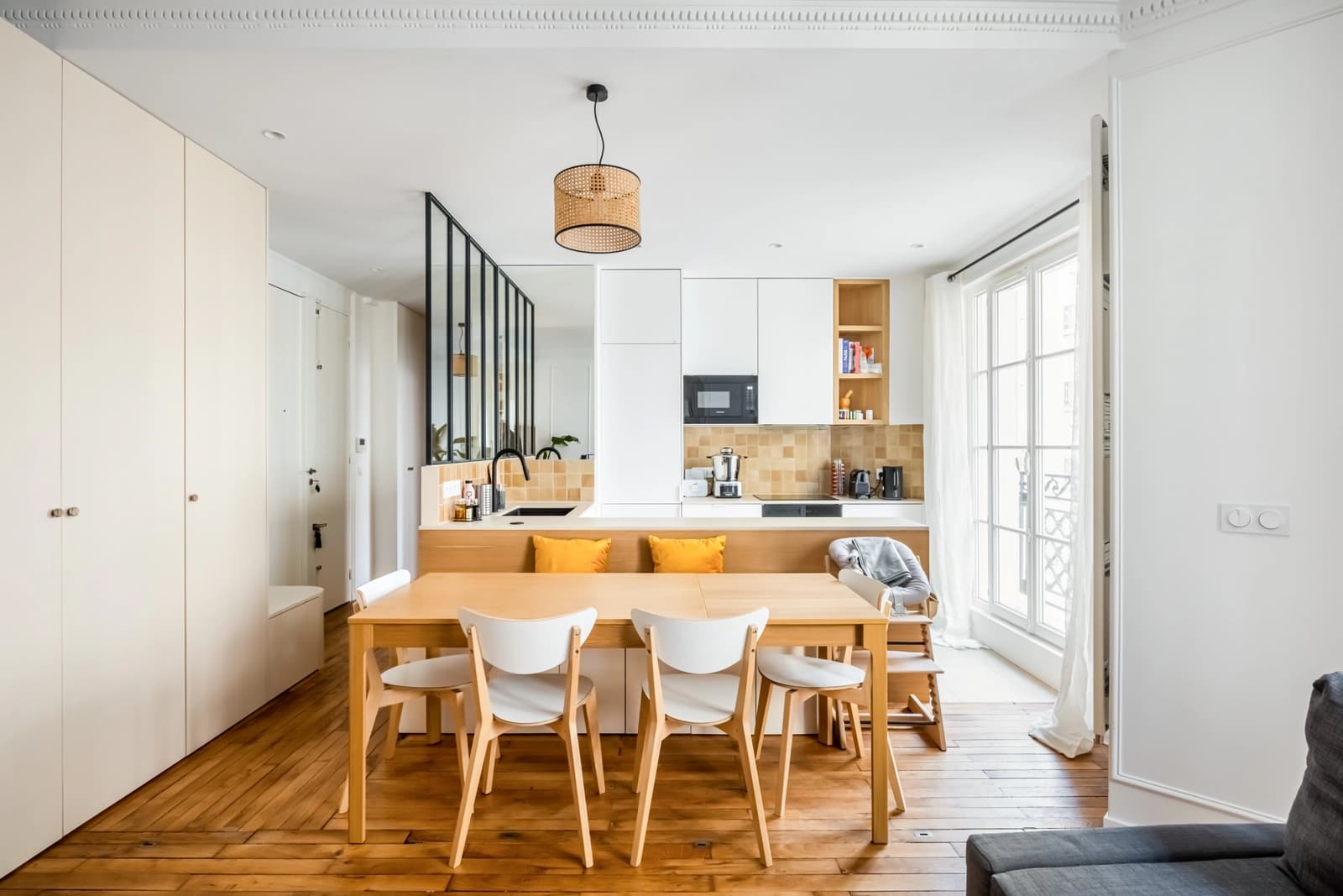Space Architect-designed apartment, renovated, moldings - 3