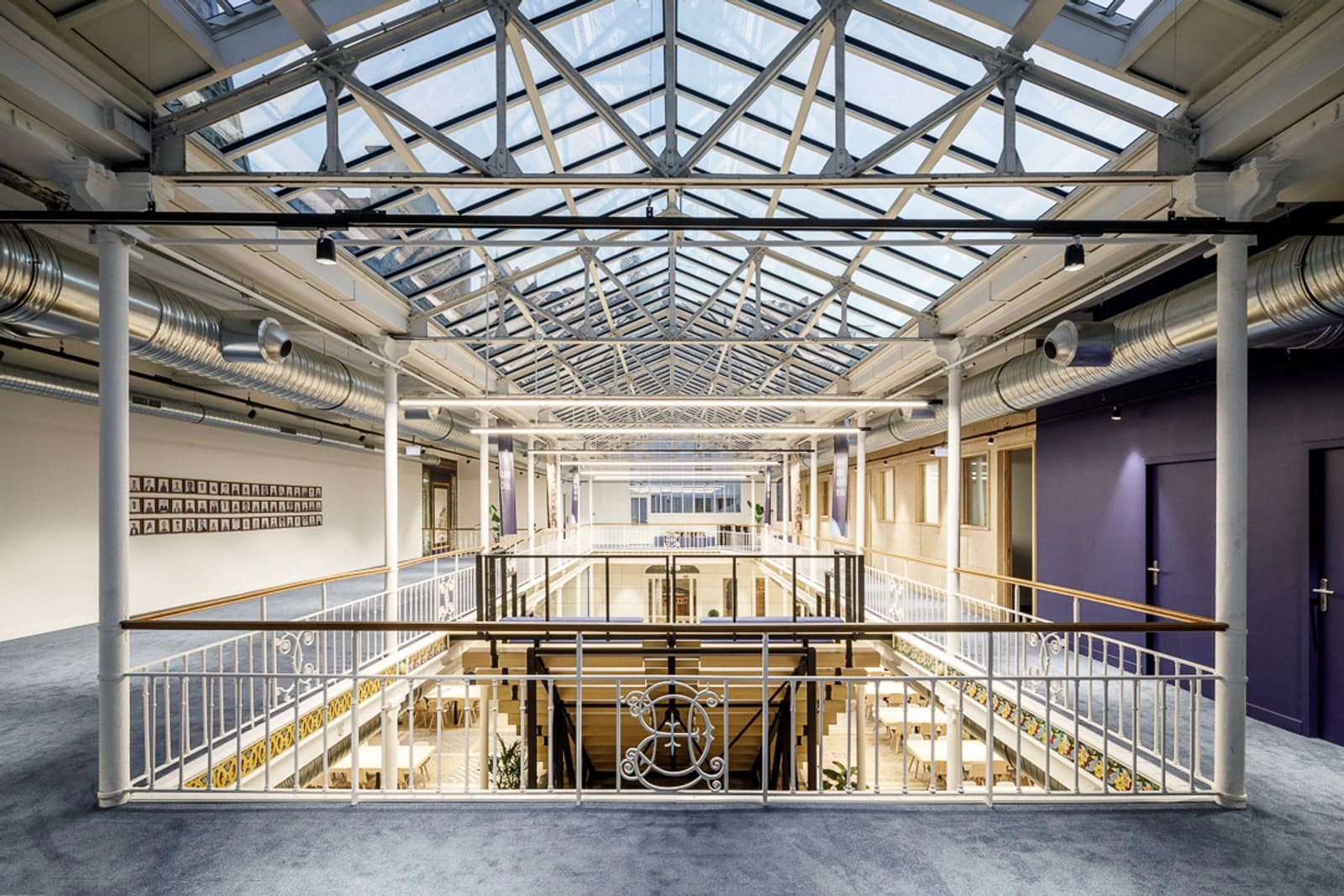 Salle de réunion dans Lieu singulier rénové, baigné de lumière du ciel - 1