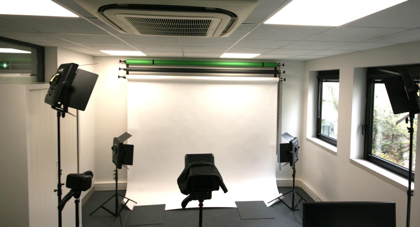 Space Fully equipped video or podcast studio - 0