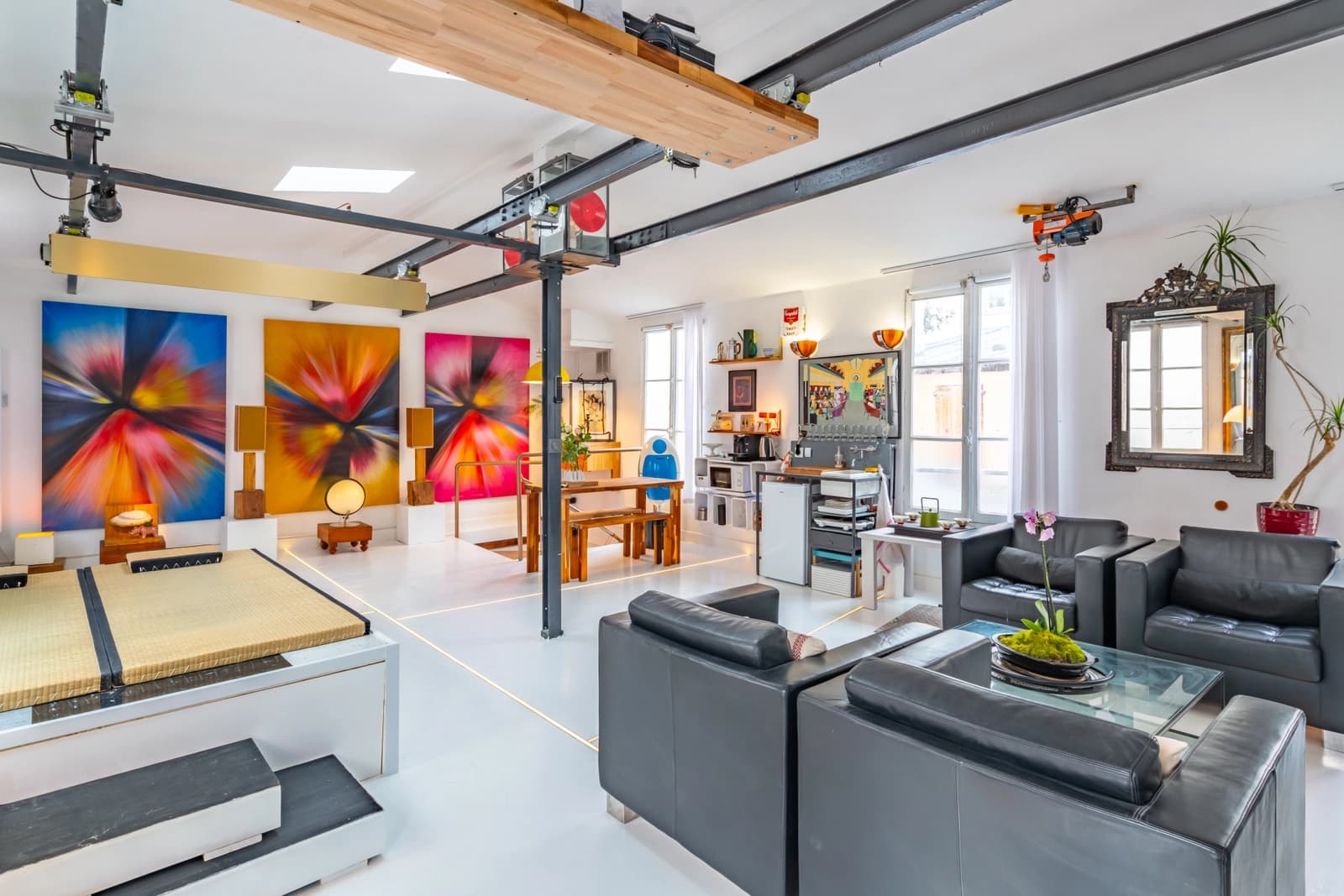 Loft rétro-futuriste lumineux et spacieux