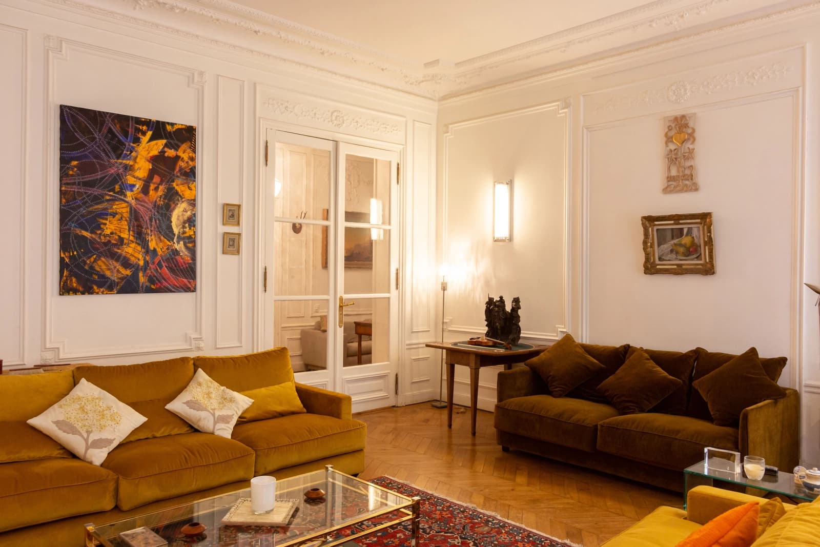 Salon dans Vaste Haussmannien parisien au charme singulier - 1