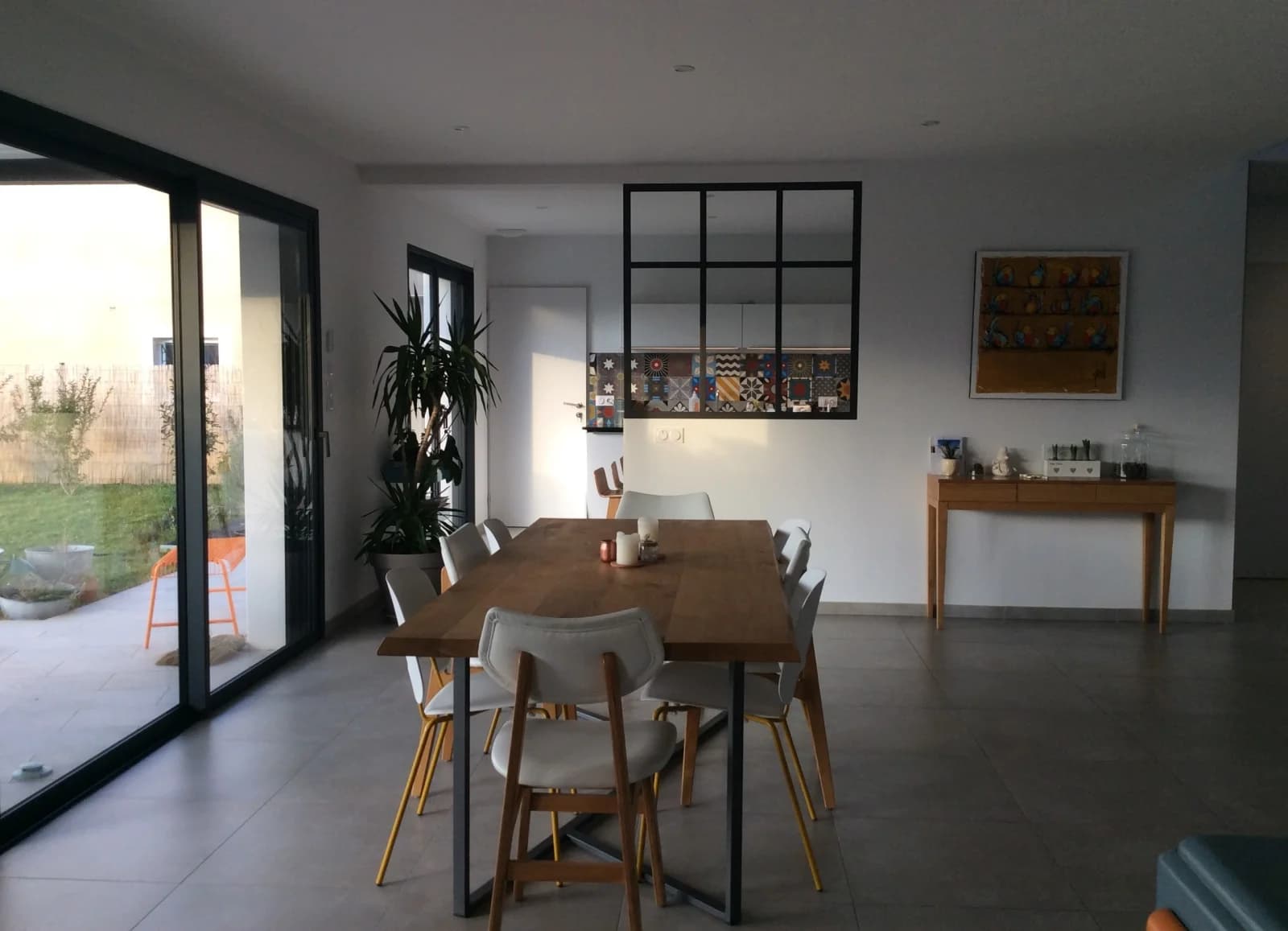 Meeting room in Garden and pool of a contemporary house - 1