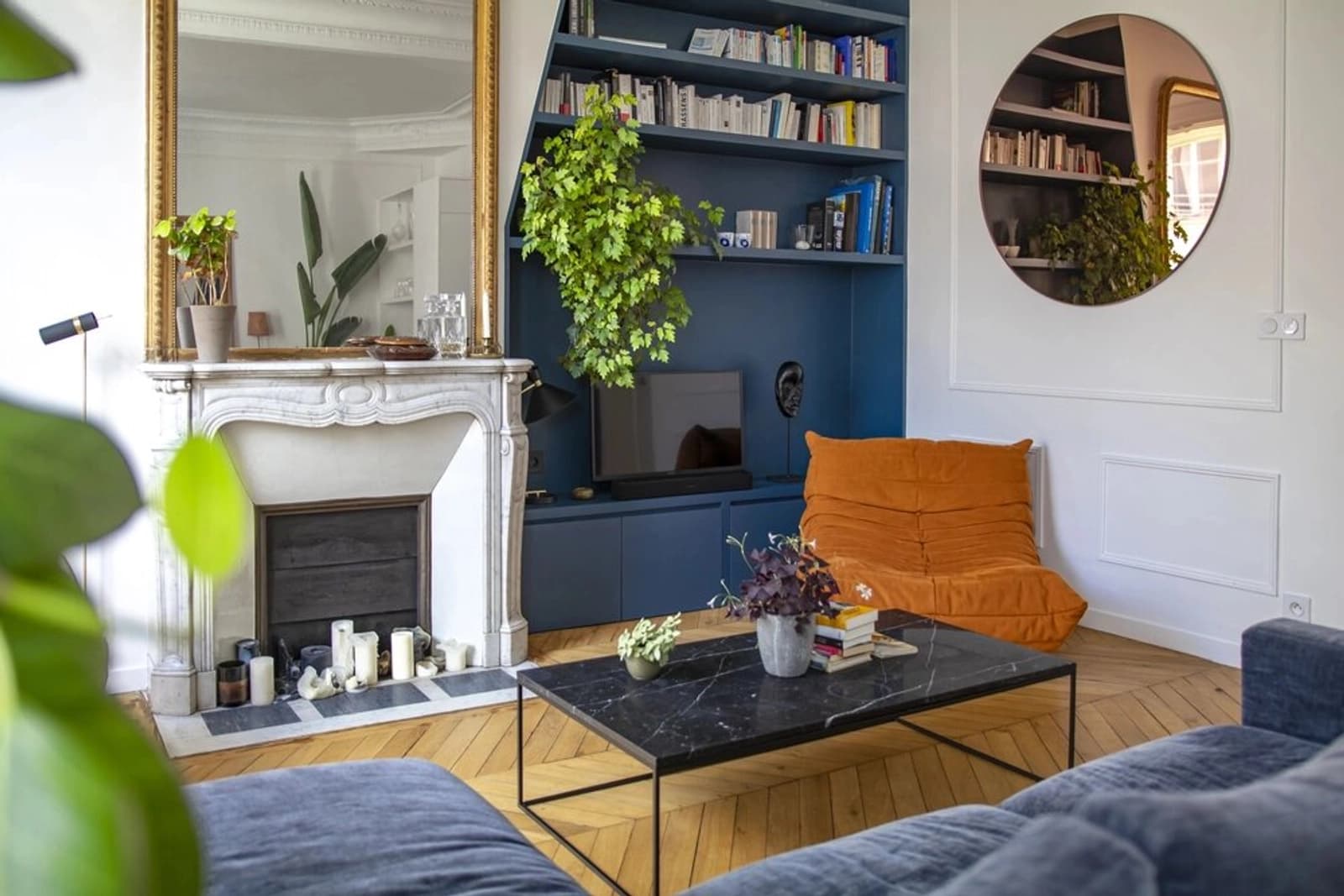 Salon dans Bel appartement alliant charme Haussmannien et design - 1