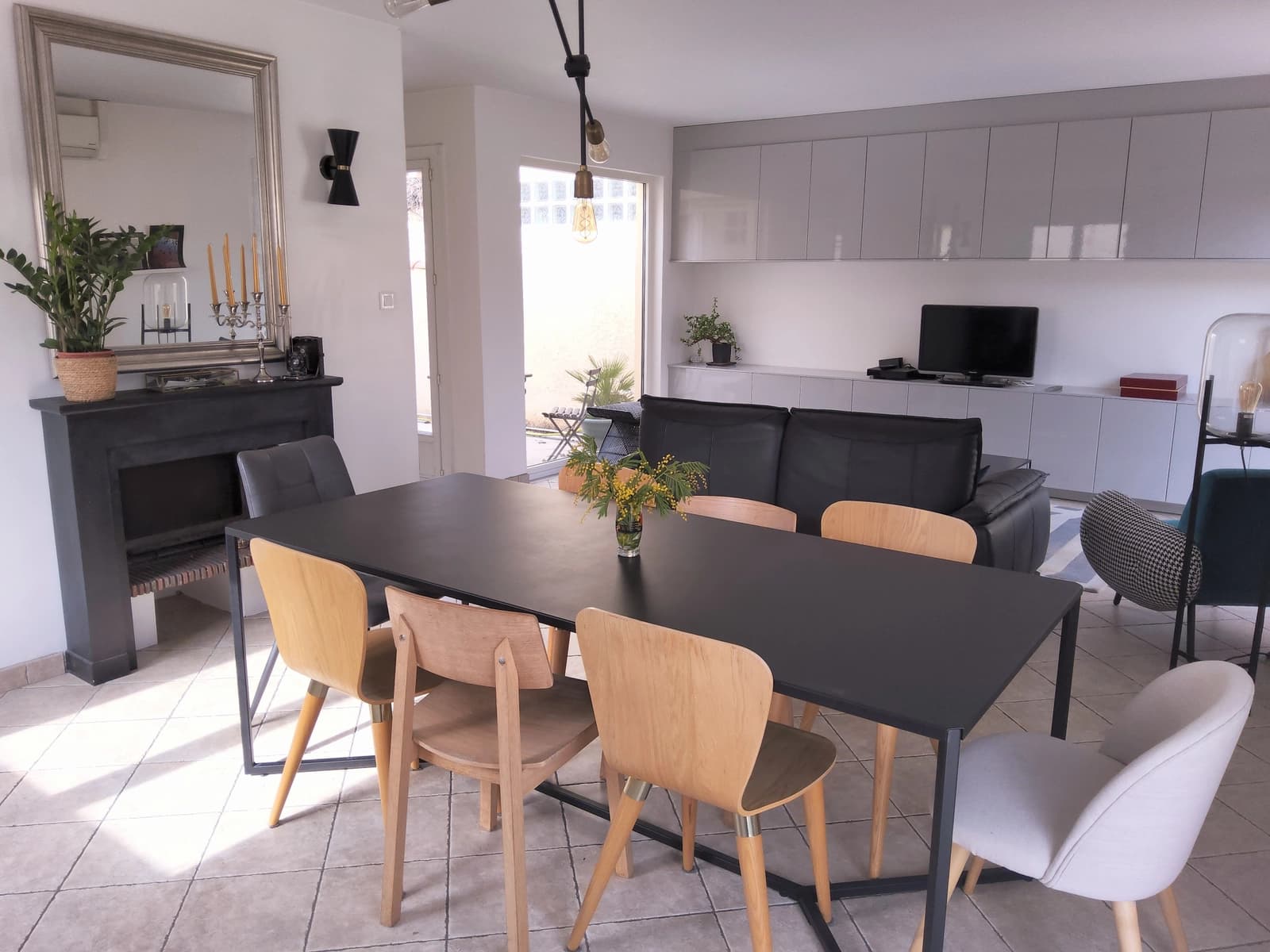 Salle de réunion dans Maison avec jardin verdoyant proche de l'aéroport - 1