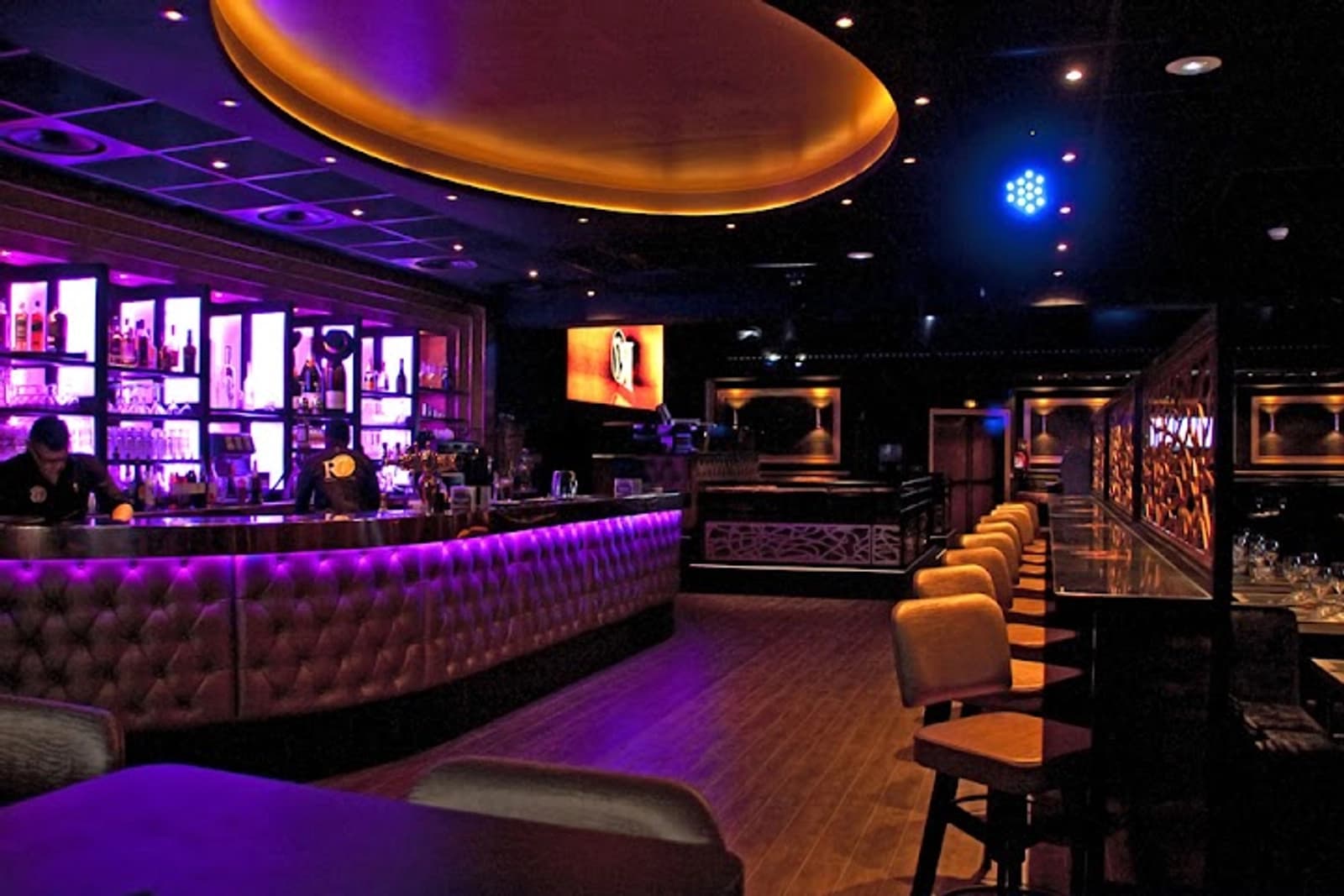 Club - Restaurant - Lounge à l'ambiance chaleureuse
