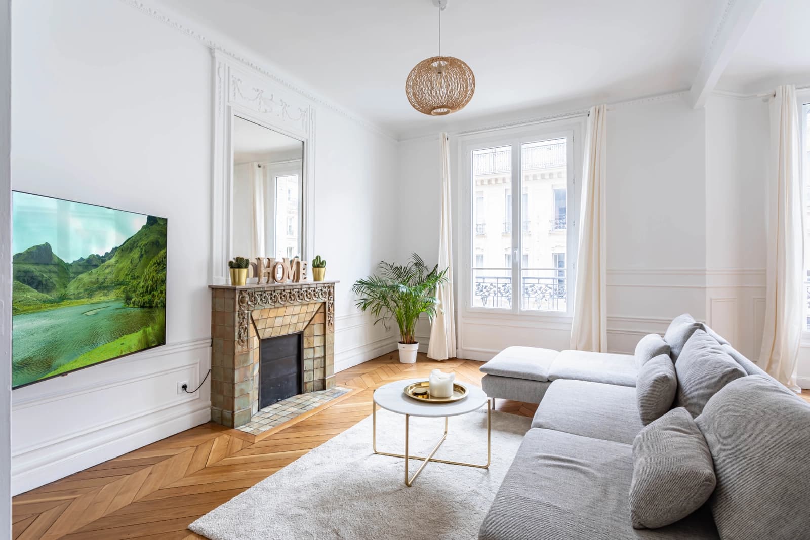 Salon dans Grand appartement au design épuré et minimaliste - 1